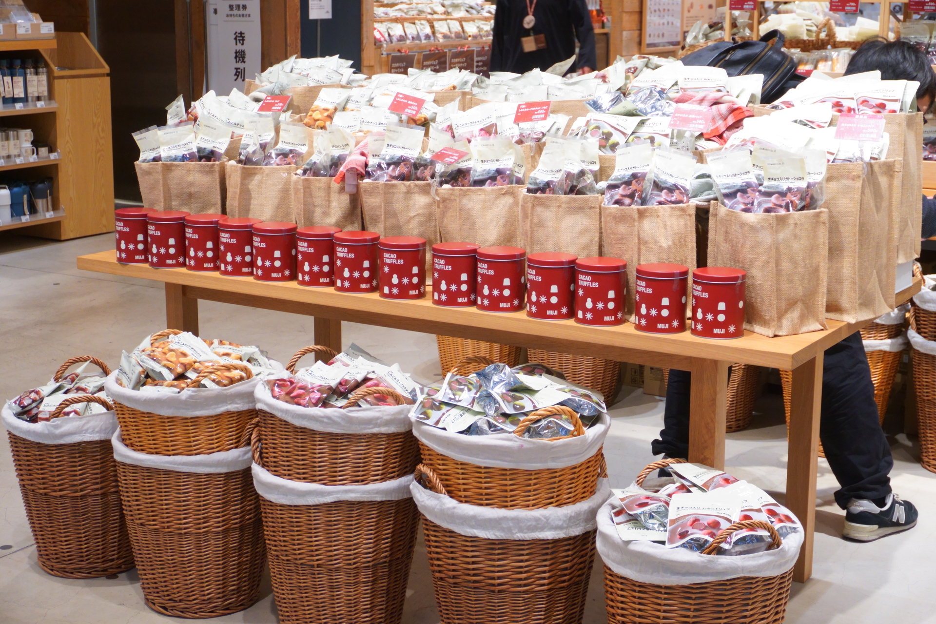 ホリデーシーズンに役立つギフト缶（カカオトリュフ カカオニブ）も用意している