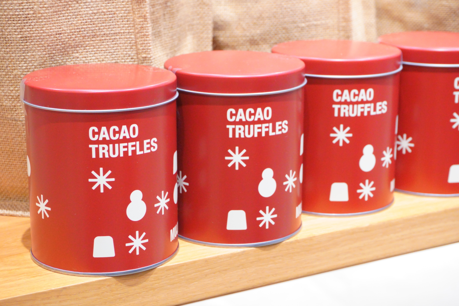ホリデーシーズンに役立つギフト缶（カカオトリュフ カカオニブ）も用意している
