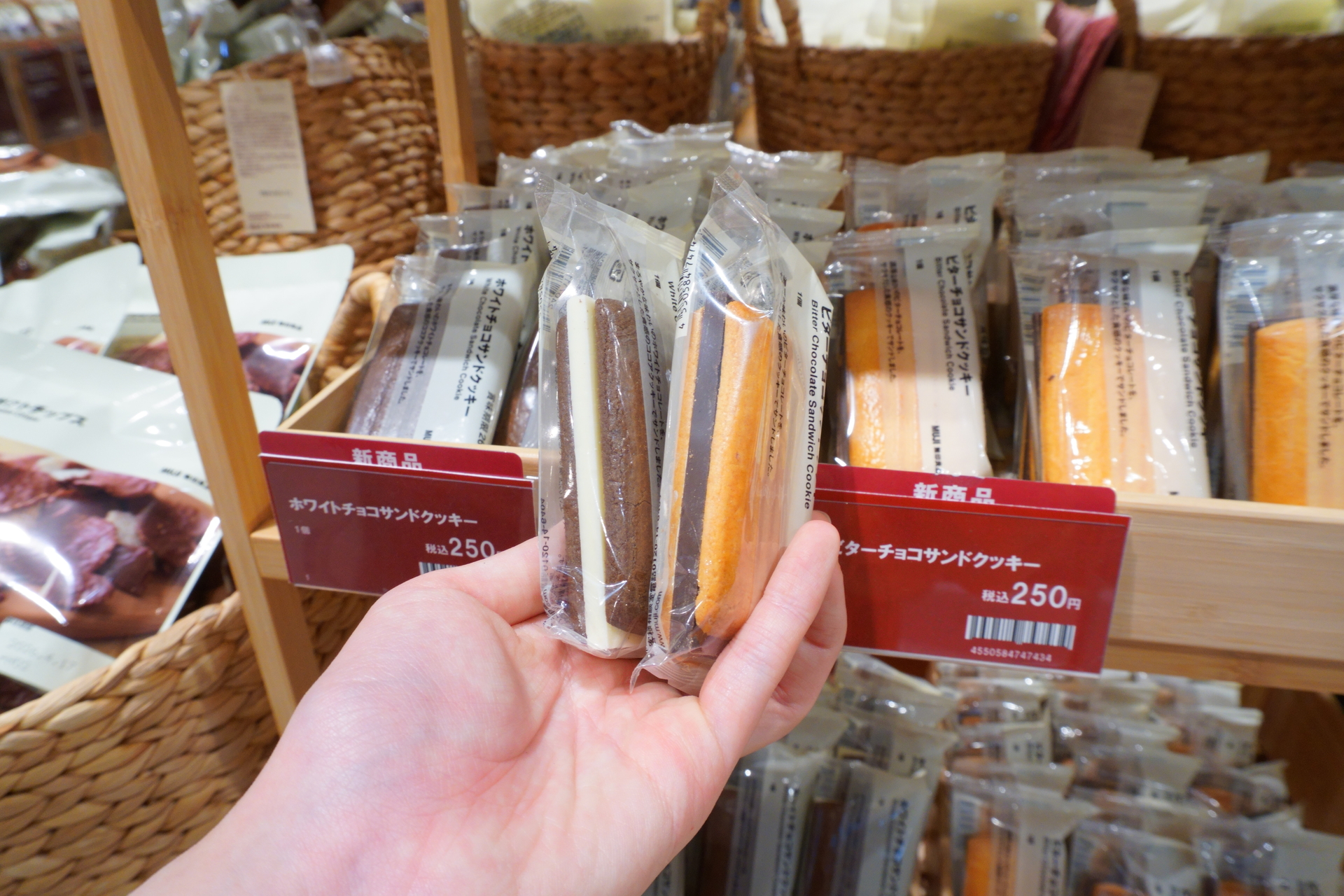 ひそかに人気のチョコサンドクッキー（各250円）