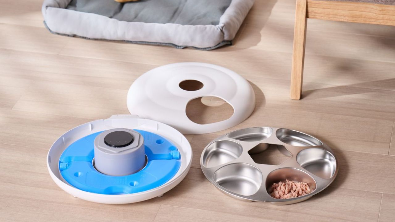 付属のアイスパックで鮮度をキープして給餌できる