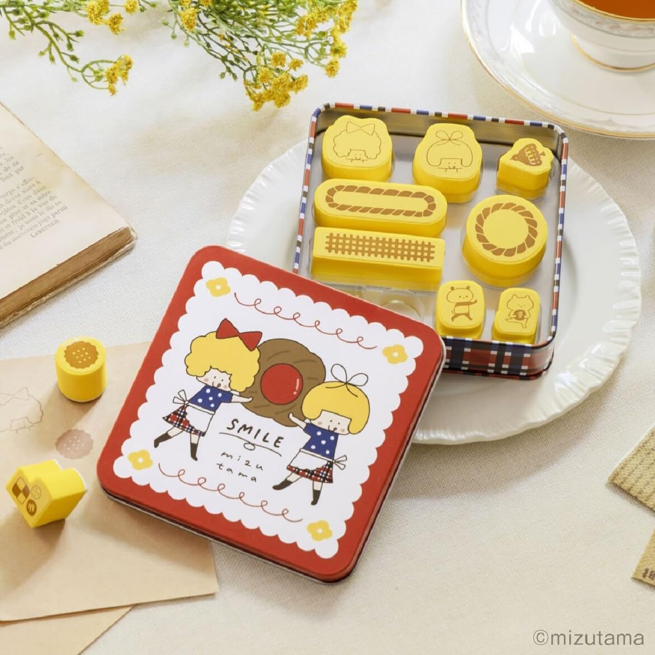 宝島社から「mizutamaのクッキーみたいなはんこと缶のセットBOOK」発売