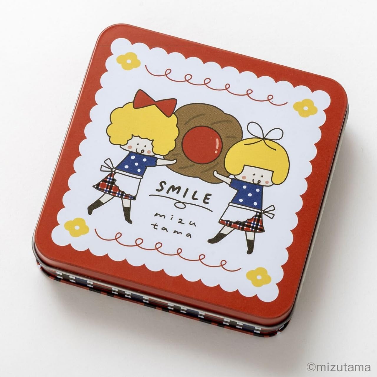 缶ケースサイズは約11×2.7×11cm（幅×奥行×高さ）。フタを開けるとクッキーみたいなはんこ10個が入っている