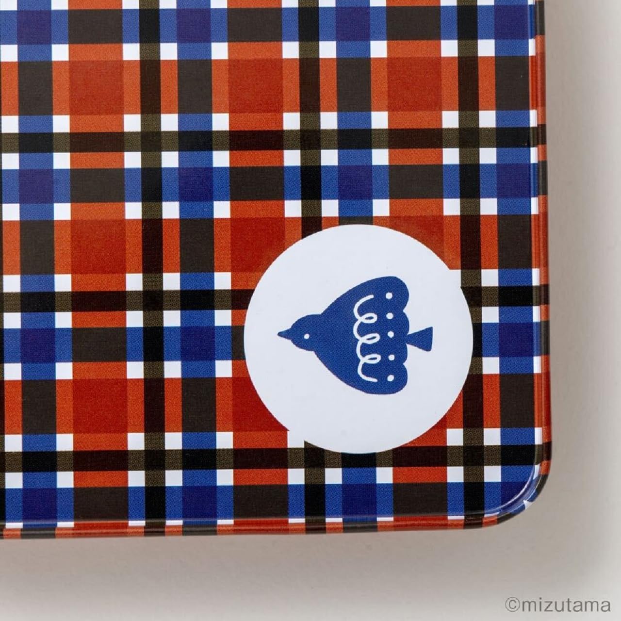 ヨーロッパのティータイムを想起させるレッドとブルーの缶。缶単体で使うのもアリ