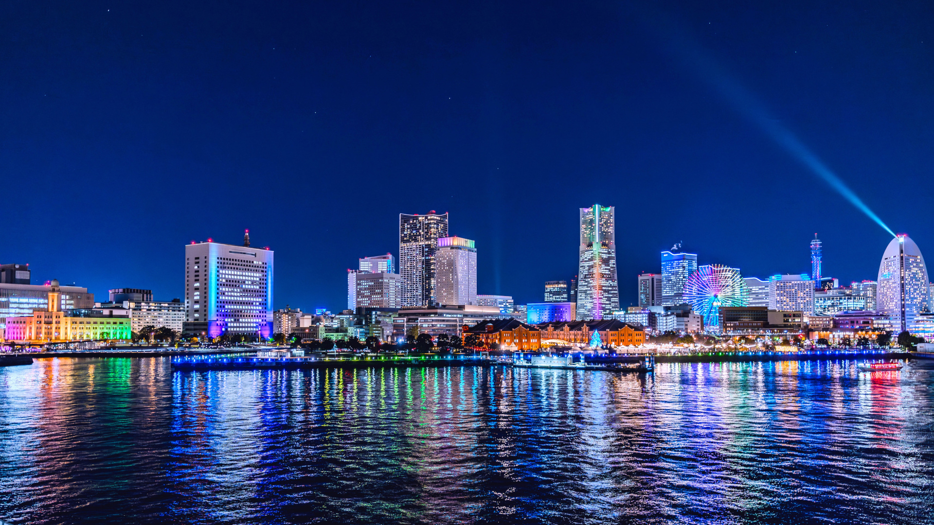 大さん橋から望む、約5分間の光と音楽のスペクタクルショー「ハイライト・オブ・ヨコハマ」