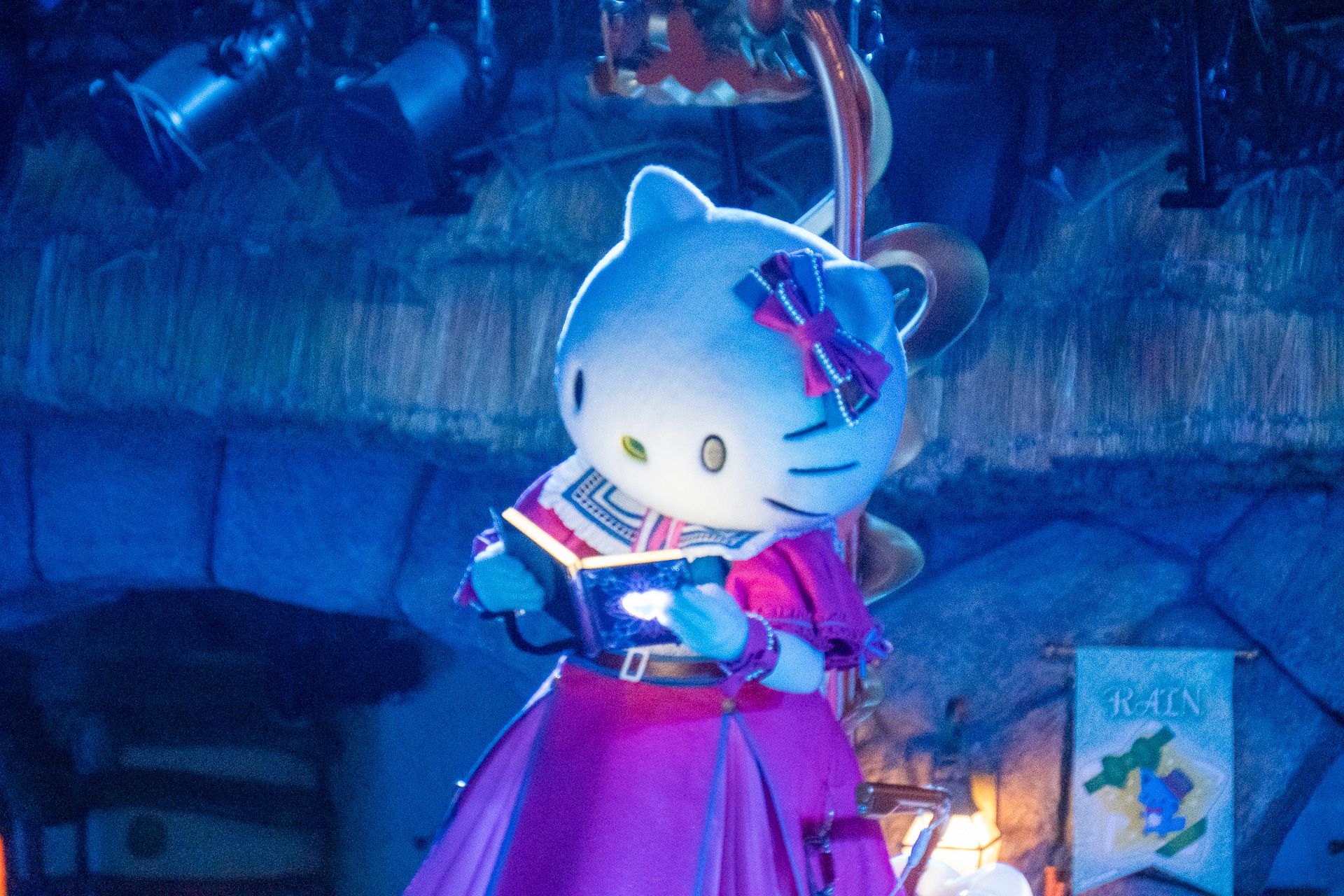 物語は、ある日ハローキティが「永遠にしあわせになれる秘宝」の神話の本を見つけたことから始まる