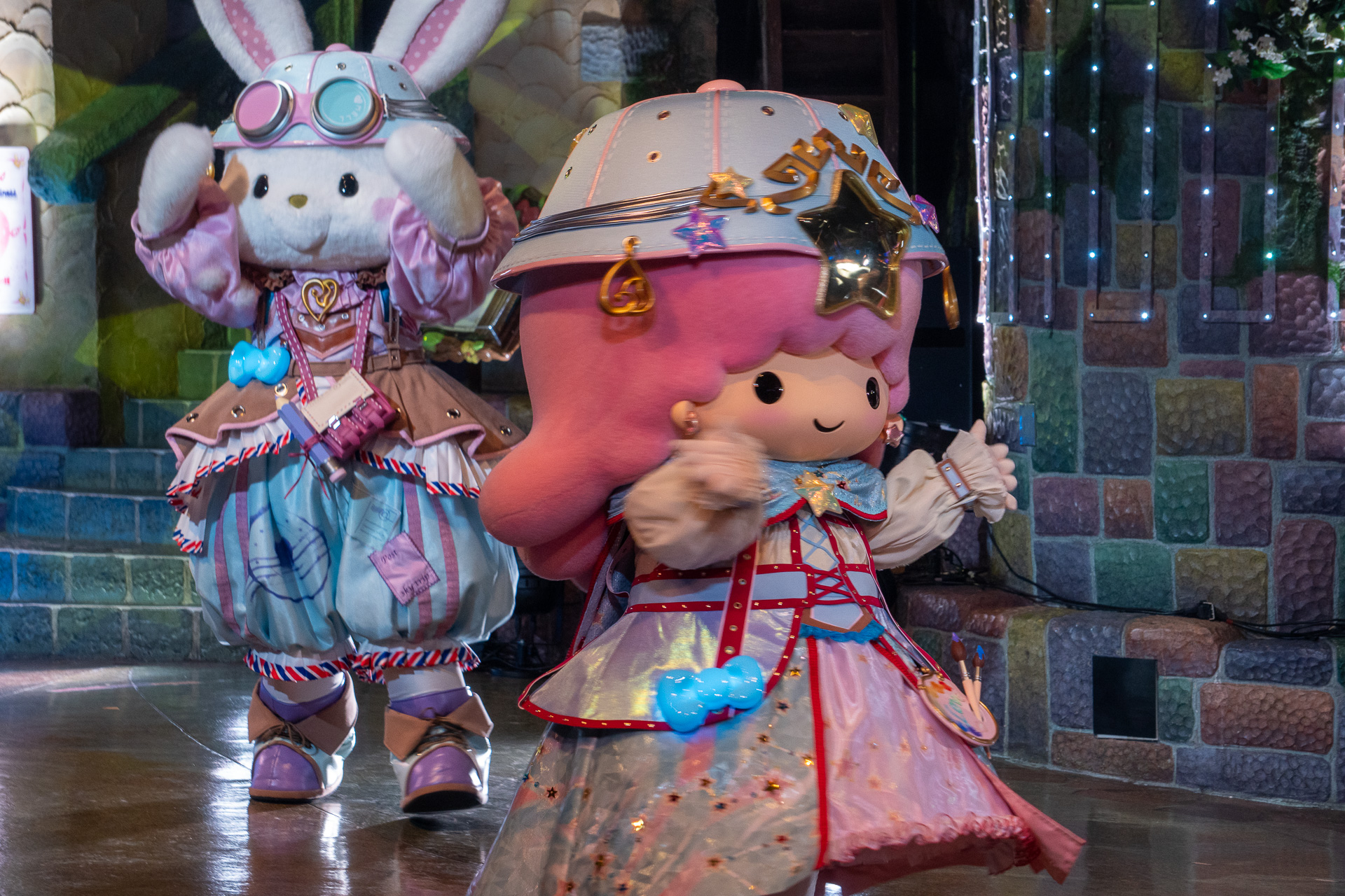 物語は、ある日ハローキティが「永遠にしあわせになれる秘宝」の神話の本を見つけたことから始まる