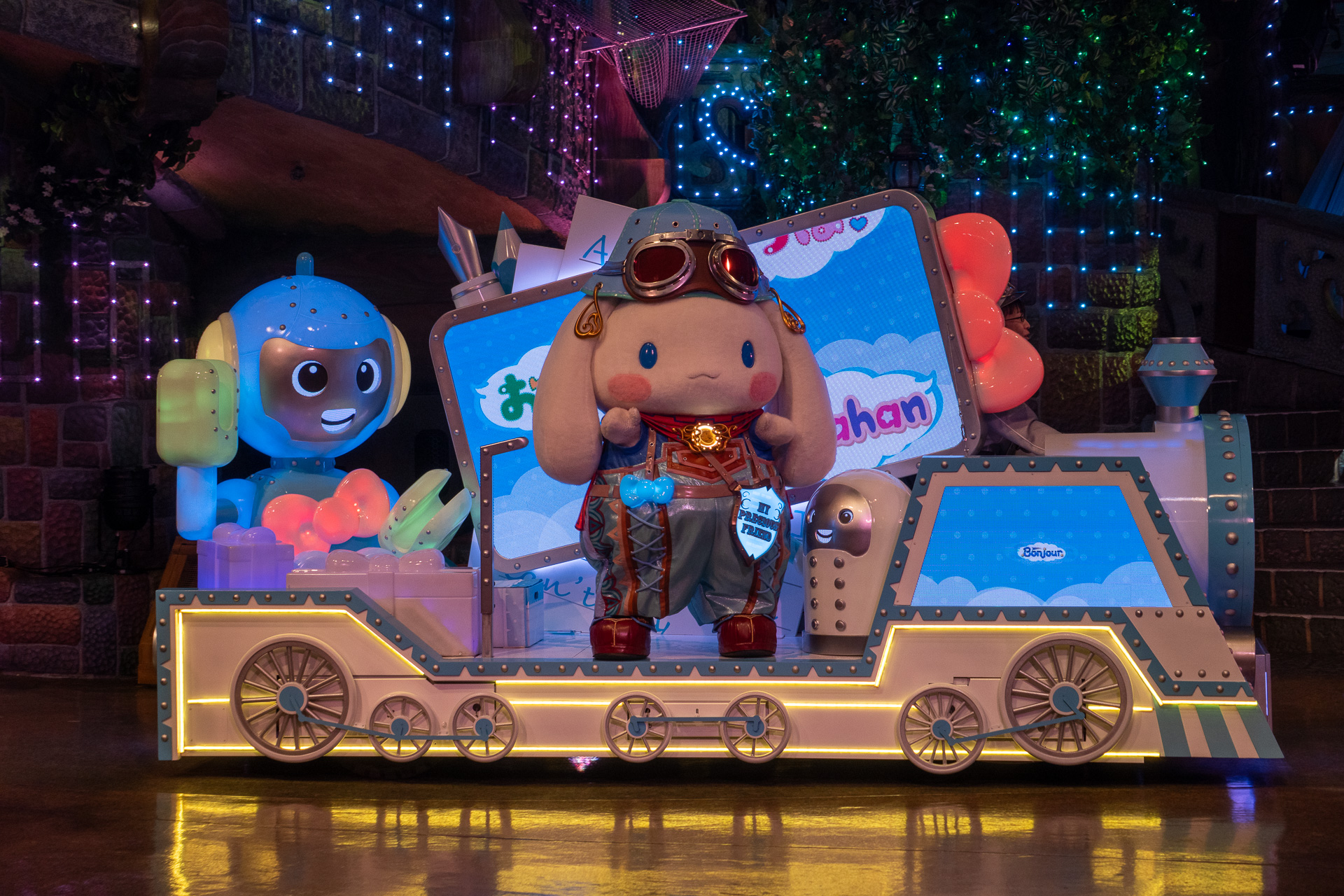 物語は、ある日ハローキティが「永遠にしあわせになれる秘宝」の神話の本を見つけたことから始まる