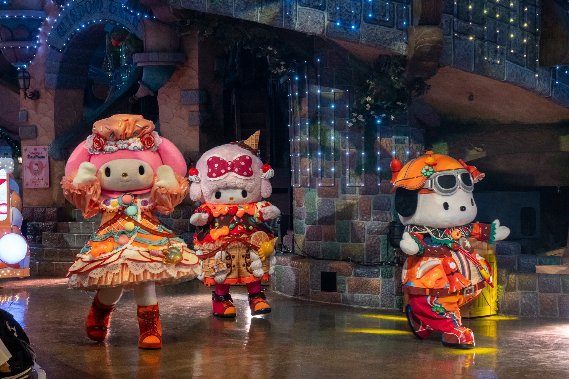 物語は、ある日ハローキティが「永遠にしあわせになれる秘宝」の神話の本を見つけたことから始まる