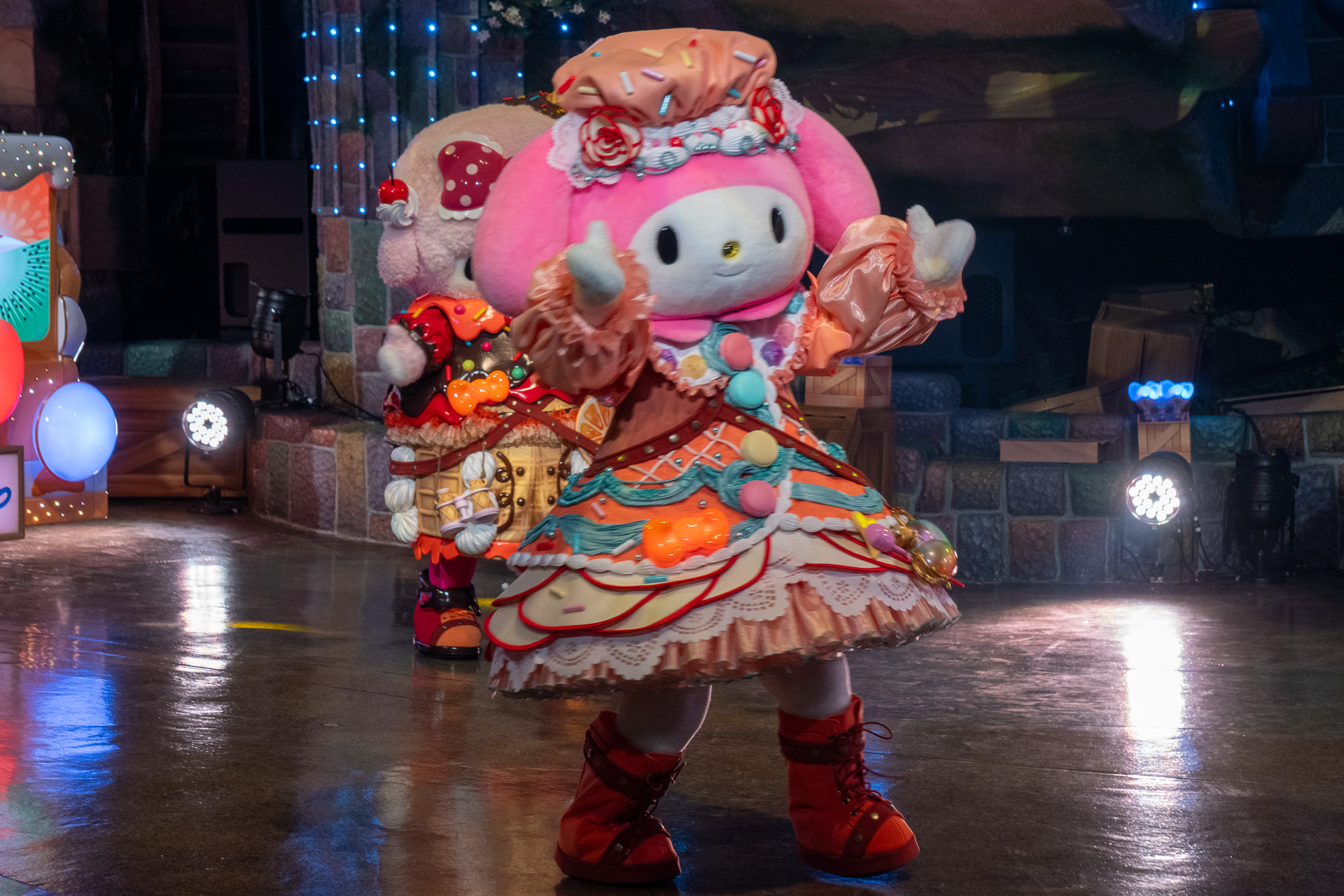 キャラクターとダンサーたちがシンボルの「知恵の木」をまわりながら、さまざまな楽曲にのせてストーリー展開