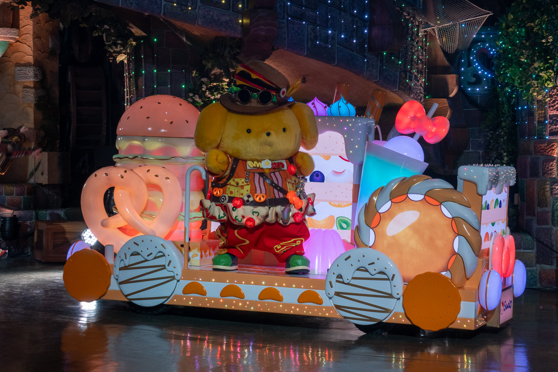 キャラクターとダンサーたちがシンボルの「知恵の木」をまわりながら、さまざまな楽曲にのせてストーリー展開