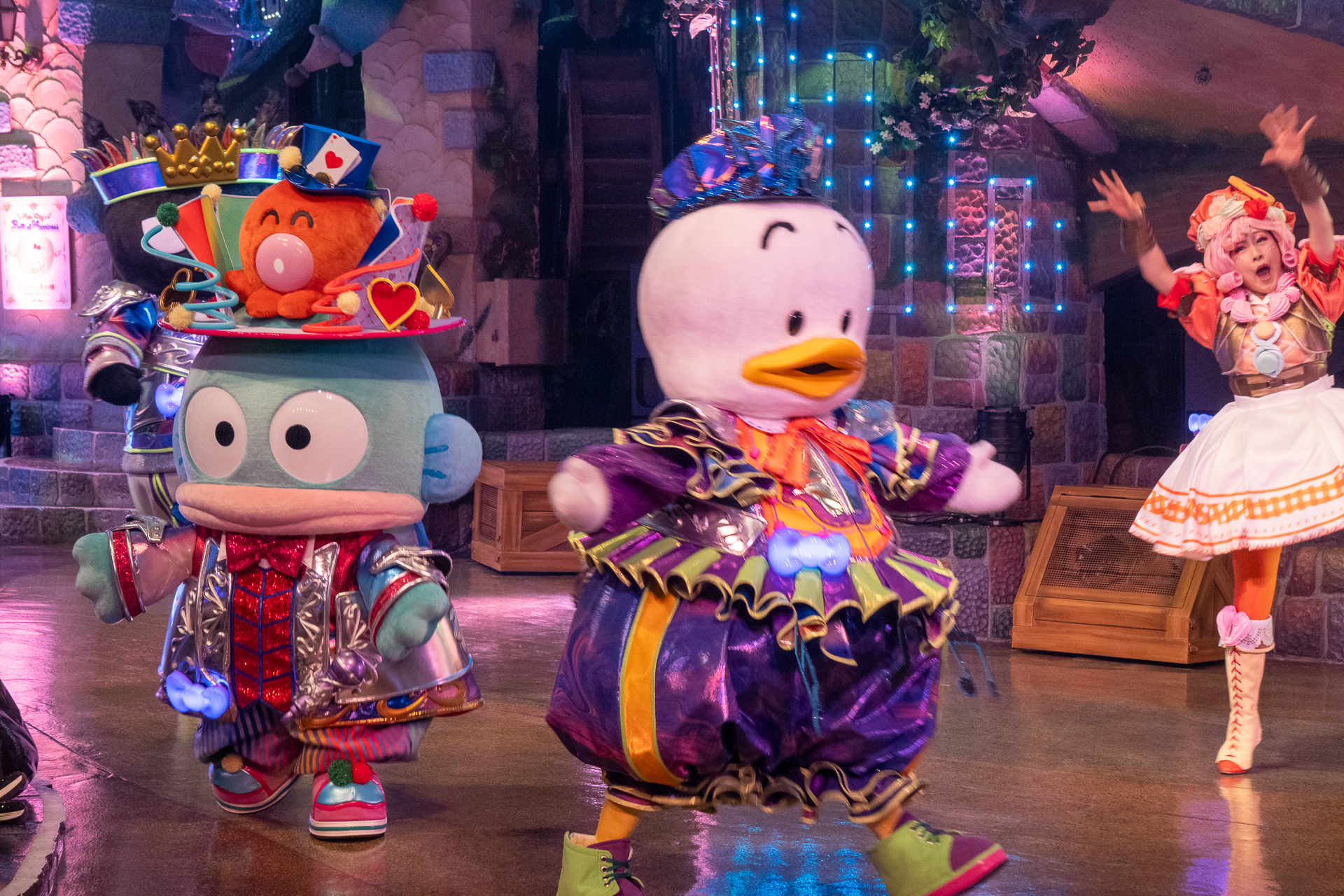 キャラクターとダンサーたちがシンボルの「知恵の木」をまわりながら、さまざまな楽曲にのせてストーリー展開