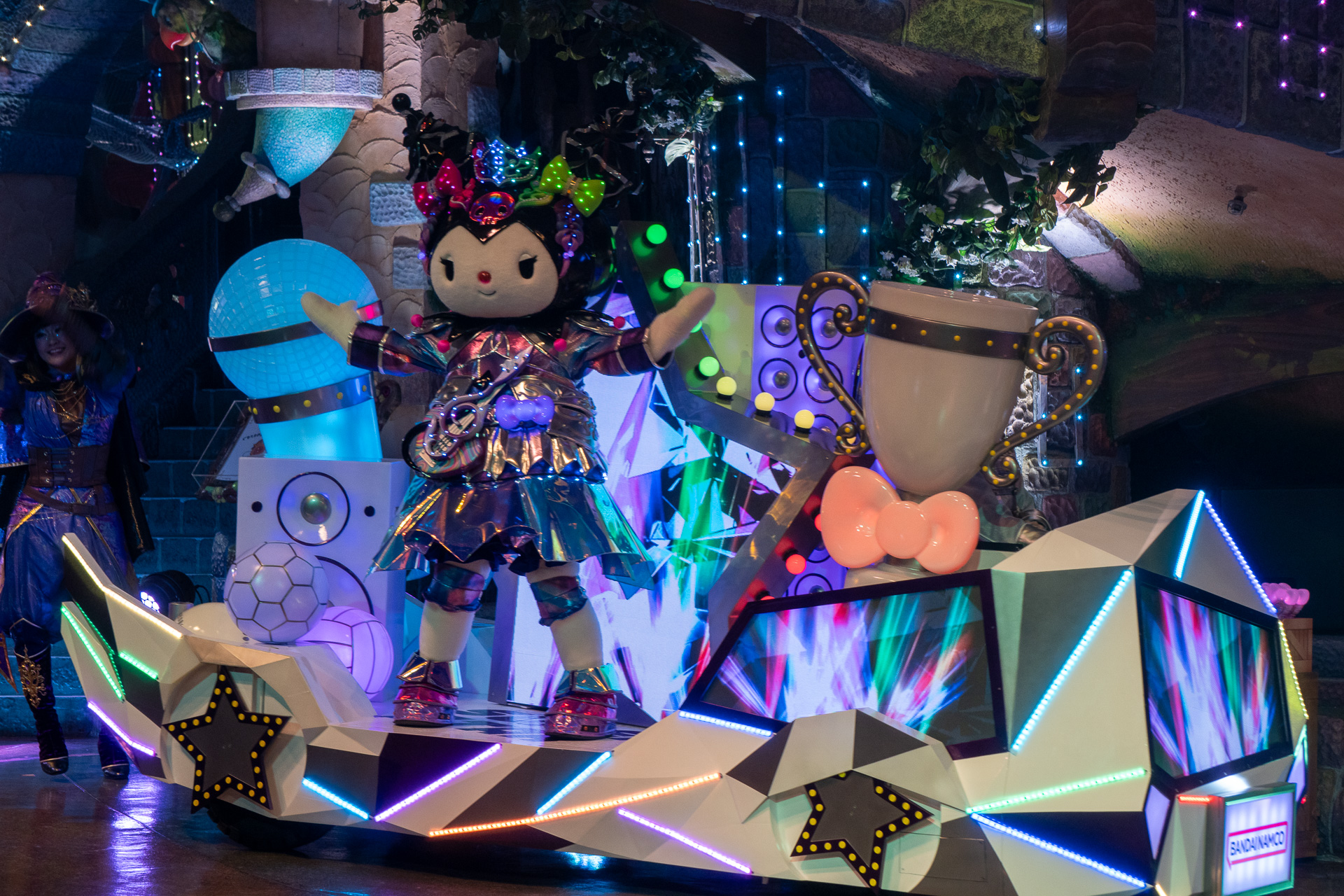 キャラクターとダンサーたちがシンボルの「知恵の木」をまわりながら、さまざまな楽曲にのせてストーリー展開