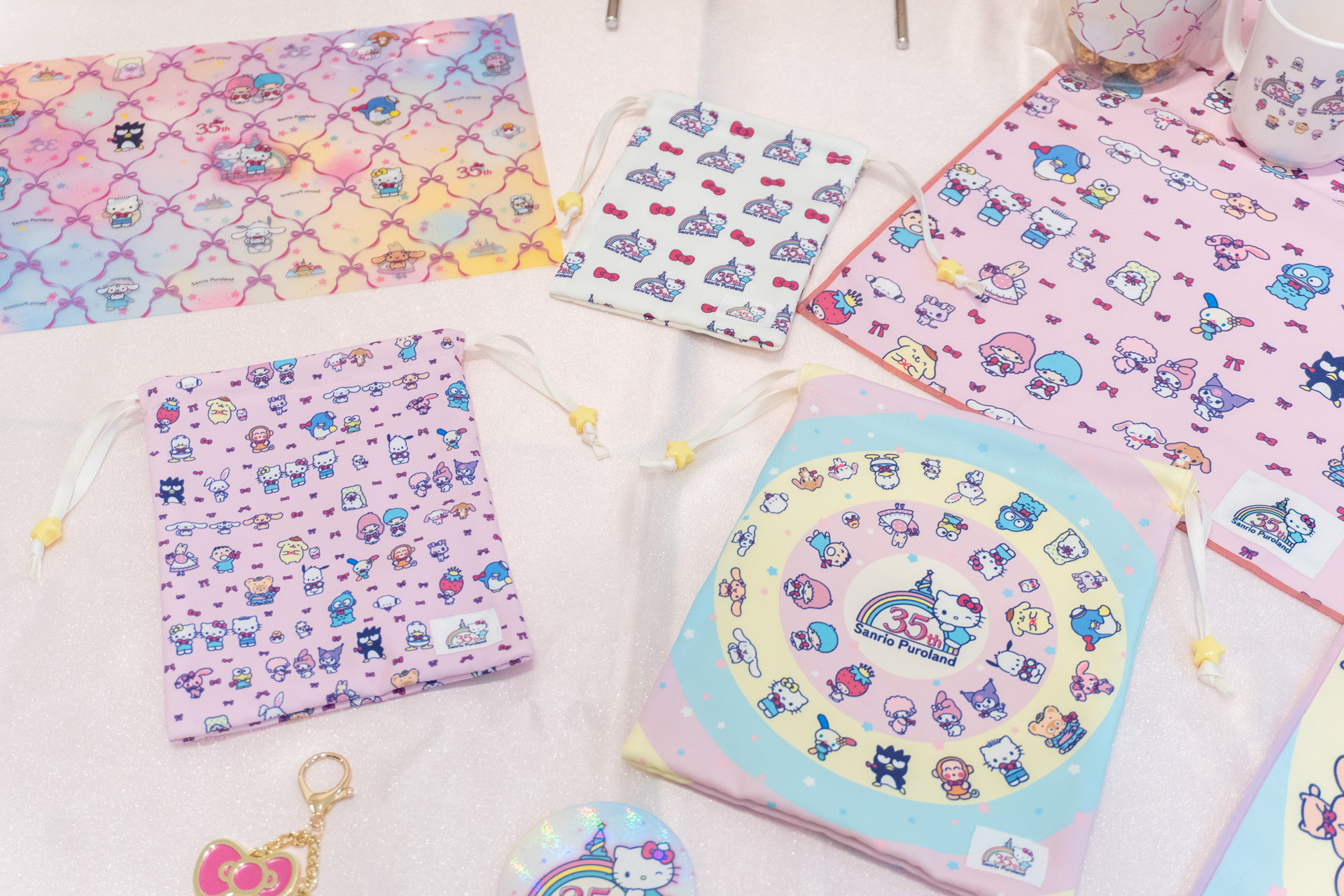 日常使いしたいランチトート（3080円）やポーチ付きエコバッグ（2090円）、ビッグトートバッグ（3960円）ほか