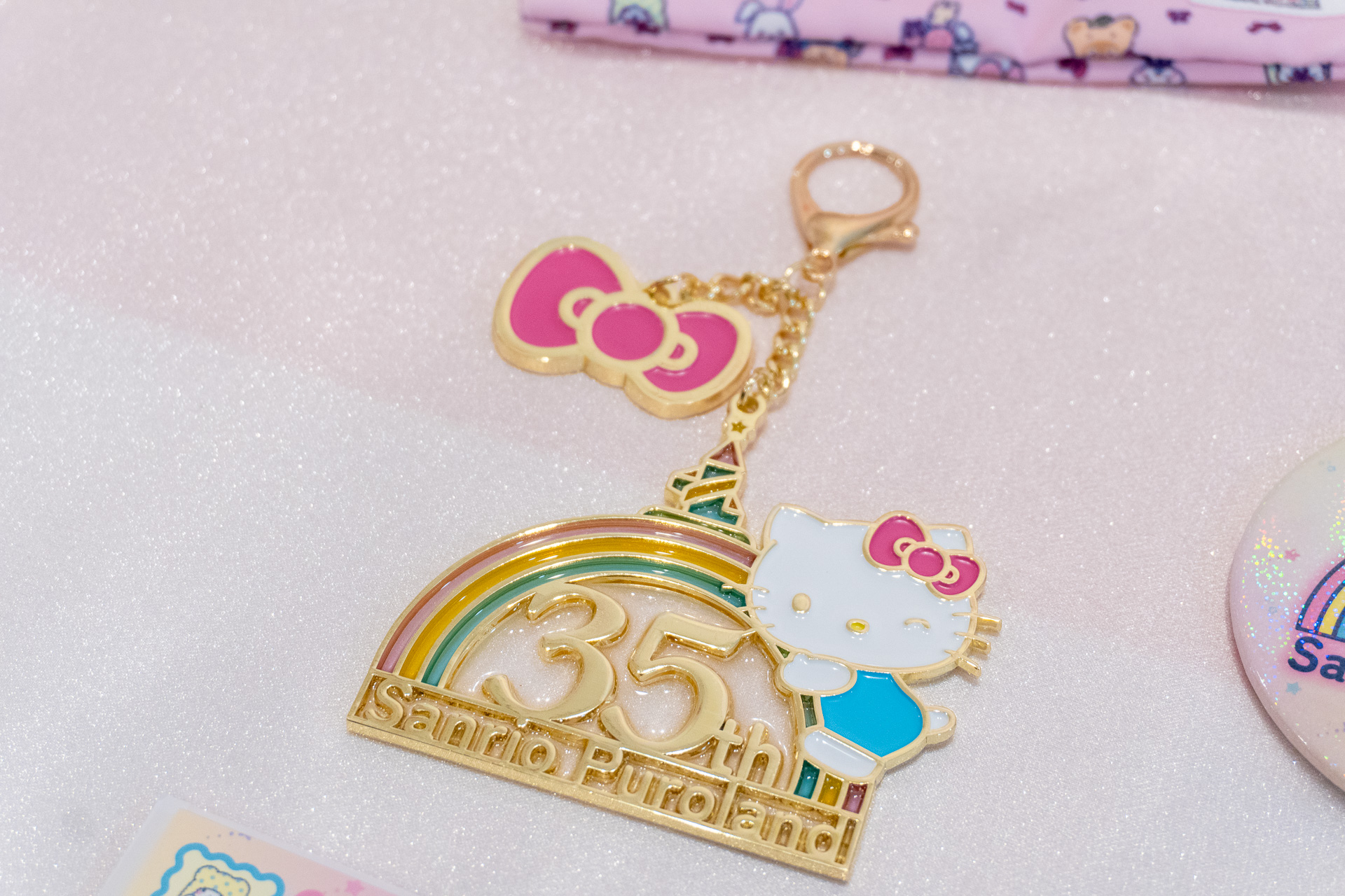 「Sanrio Puroland 35th Anniversary」限定デザインのチャーム（1320円）