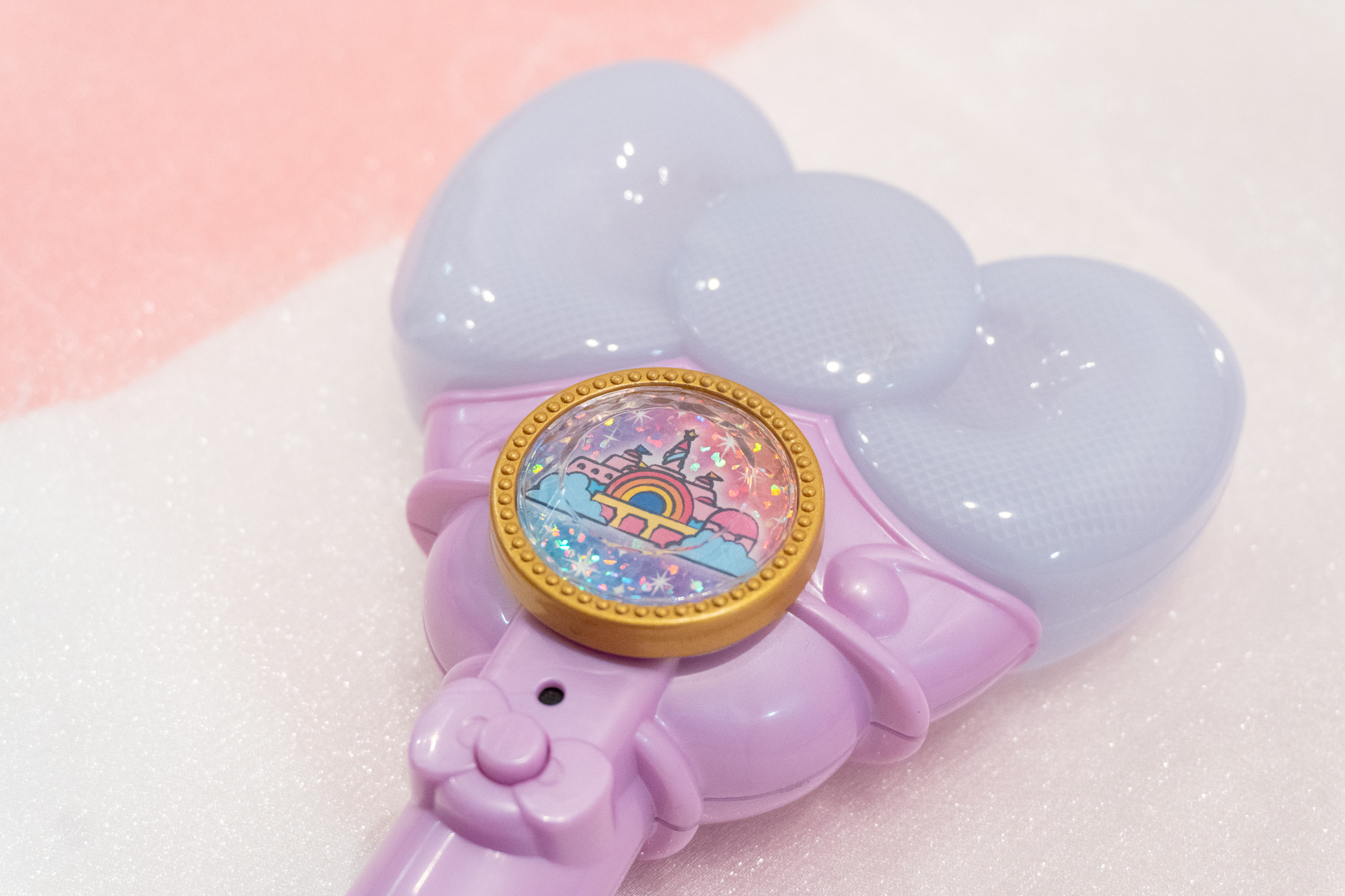 付け替えが楽しめる中央パーツ「ワンダーリボンライト ジュエル」（全14種、各550円）と「ネックストラップ」（全2種、各1430円）も