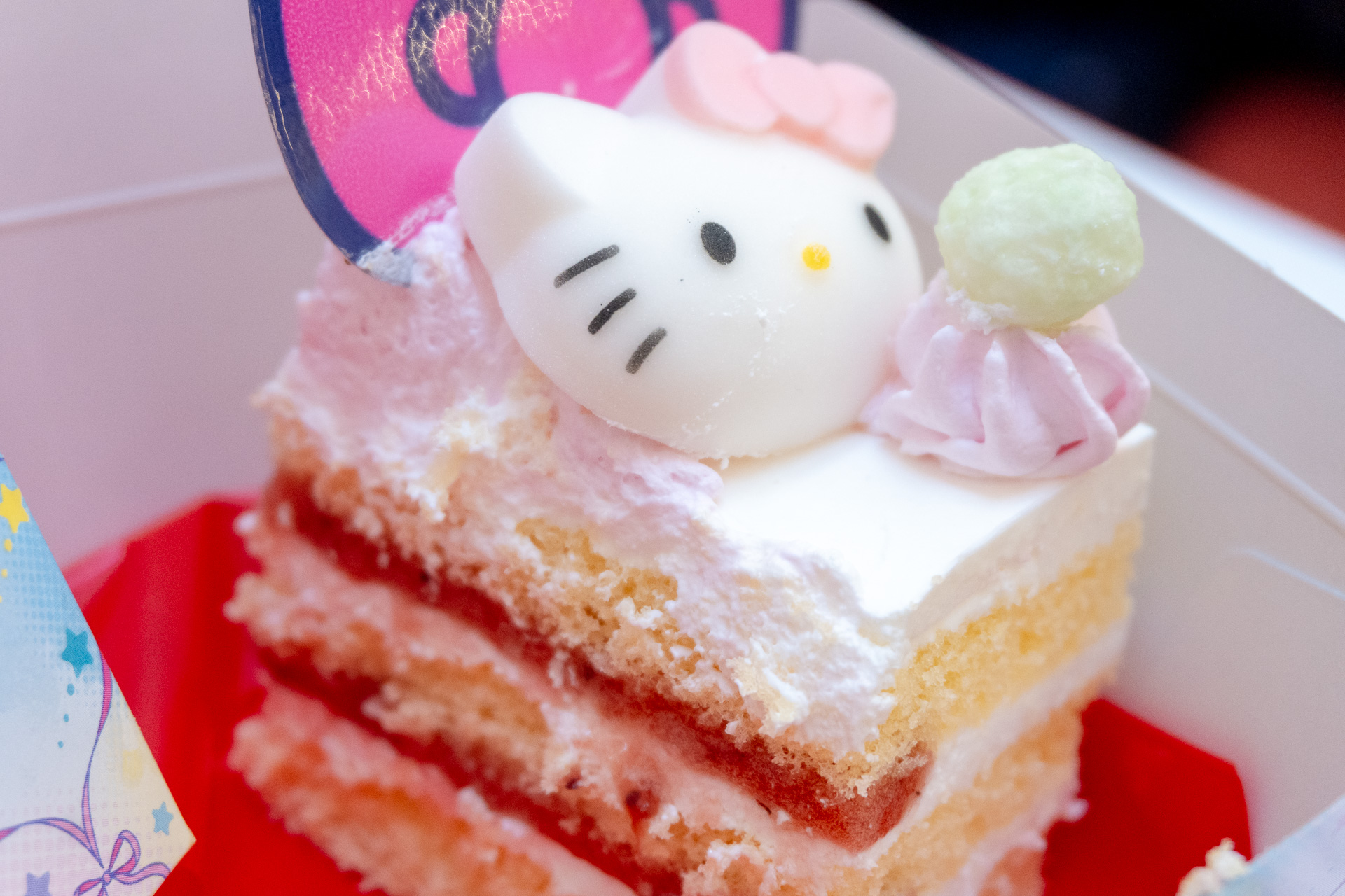 ケーキ断面はこんな感じ。甘酸っぱいいちごソースたっぷり