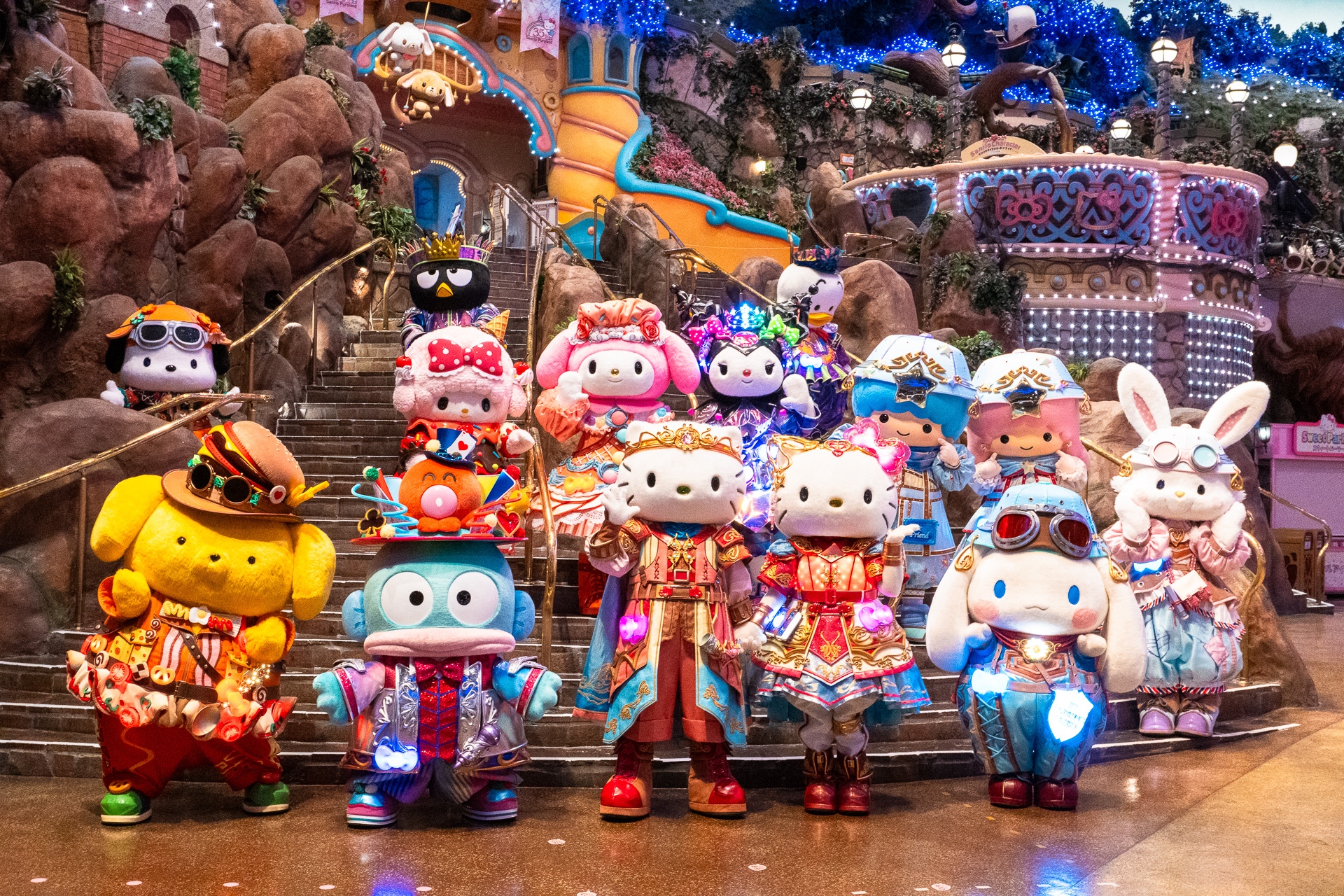 パレードでは総勢13キャラクターが出演。35周年の特別な衣装にも注目を