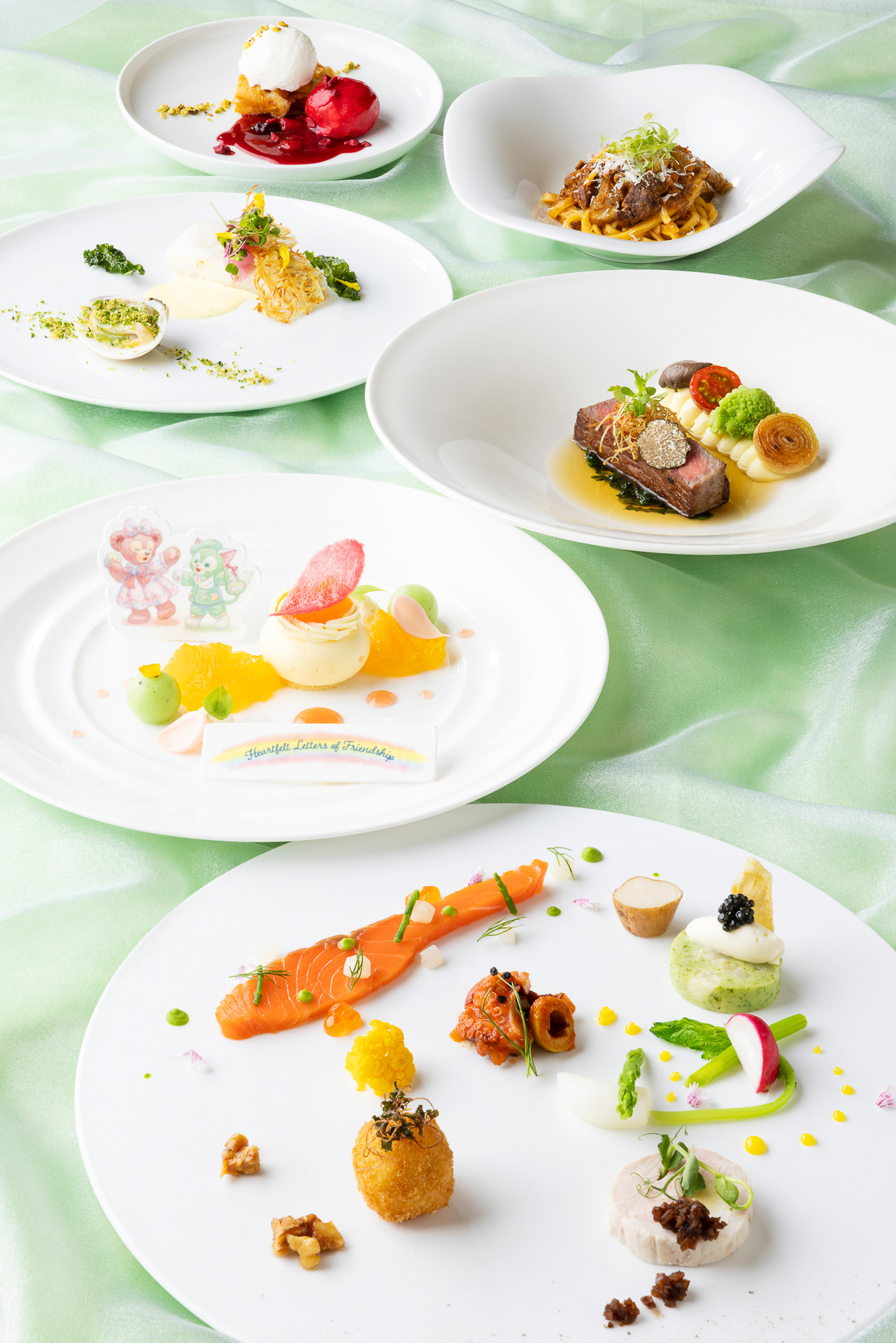 シルクロードガーデン「“ダッフィー＆フレンズのハートフェルト・レターズ・オブ・フレンドシップ”ディナーコース」（1万4000円）