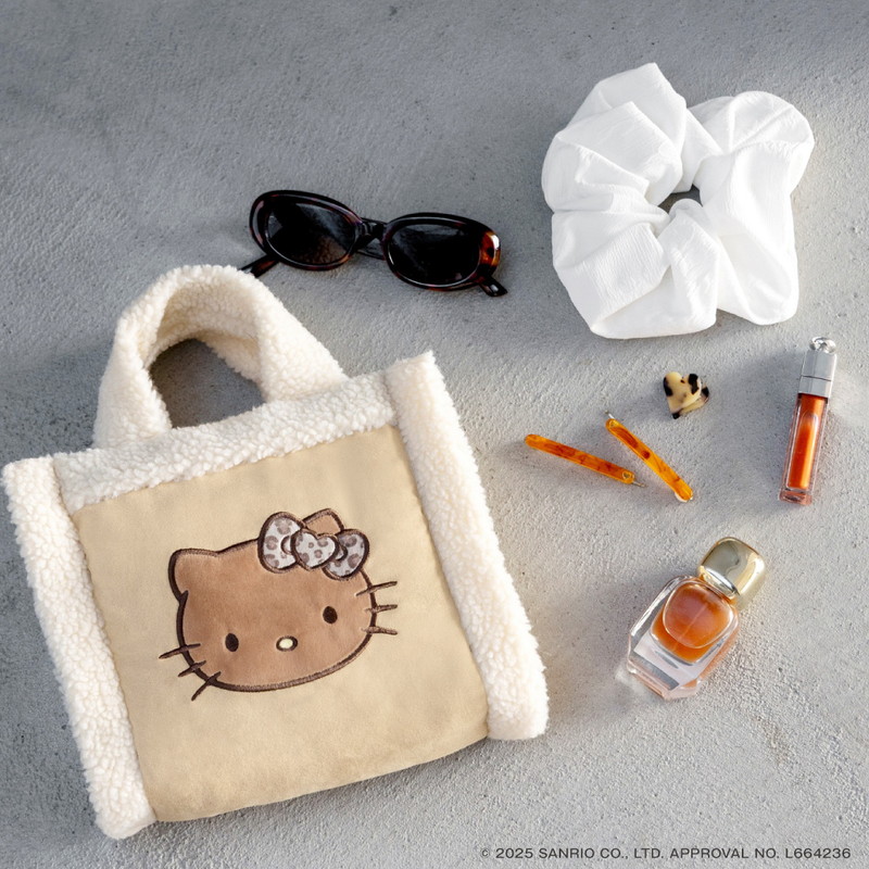 こちらはセブン限定色の「HELLO KITTY フェイクムートンバッグBOOK creamy brown ver.」