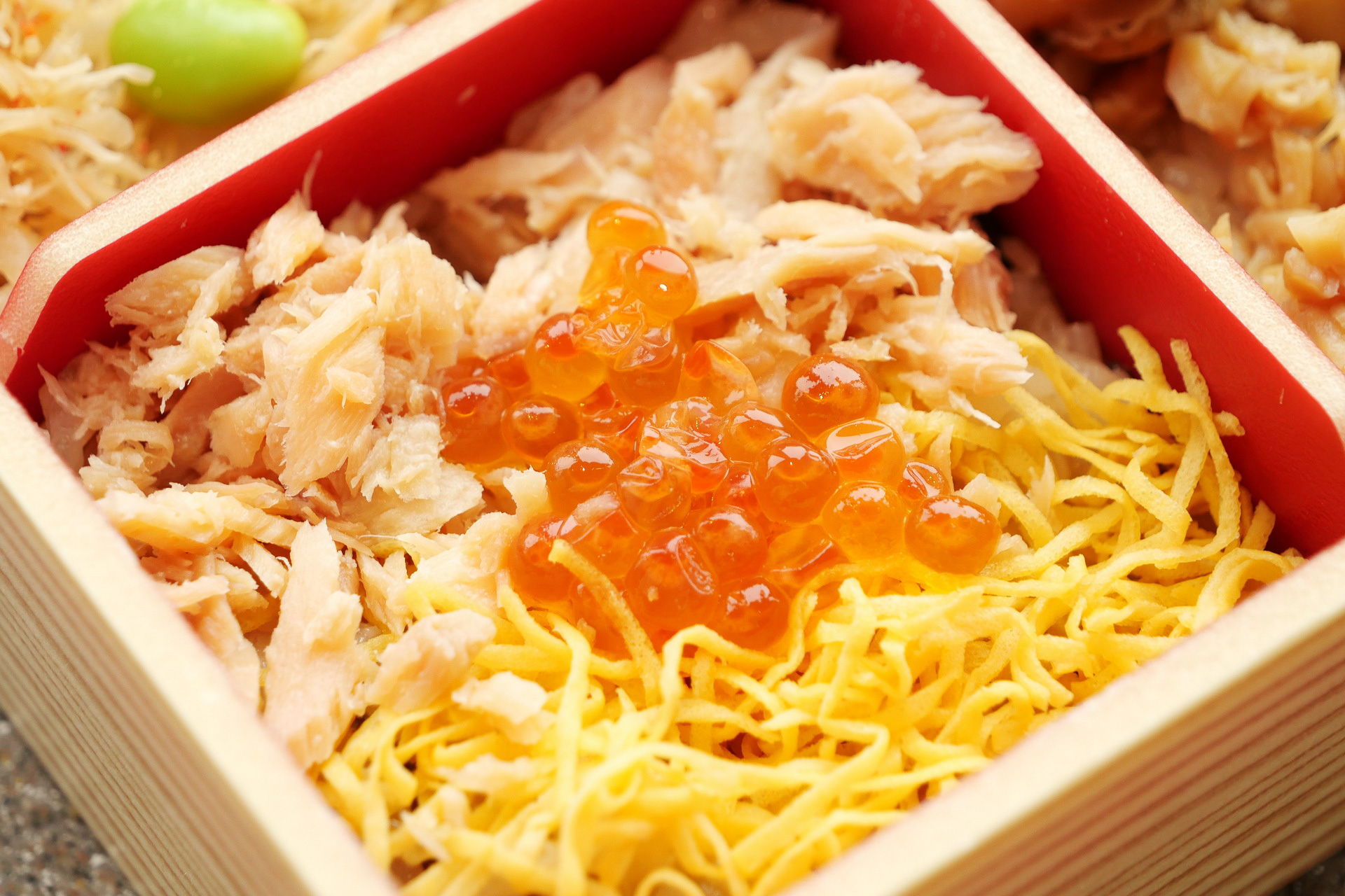 焼いてほぐした鮭の香ばしさといくらの旨味が混ざり合って、見た目どおりの安心の美味しさです