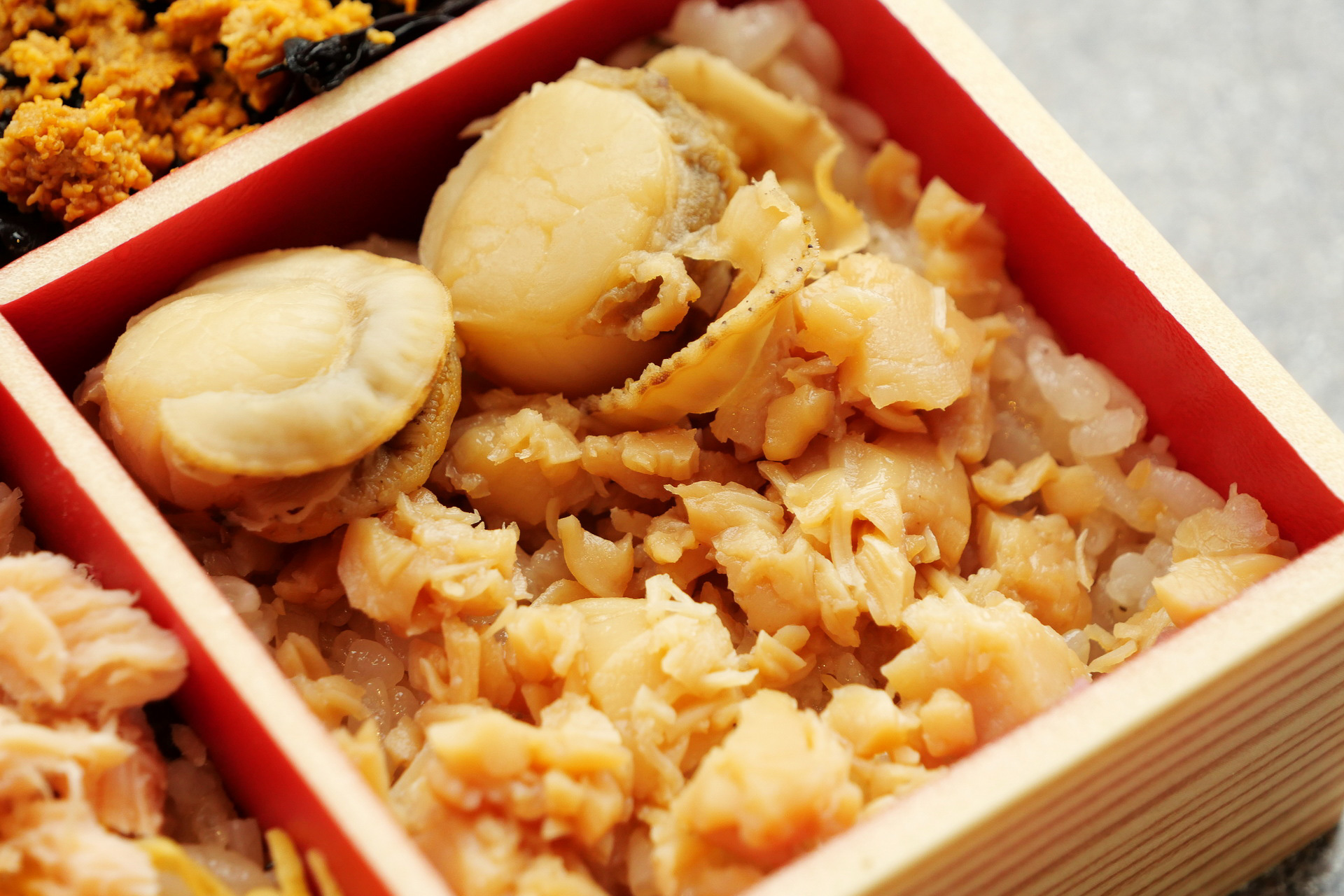 噛めば噛むほど帆立の旨味が口いっぱいに広がって、食べ進めるごとに美味しさが際立っていきます