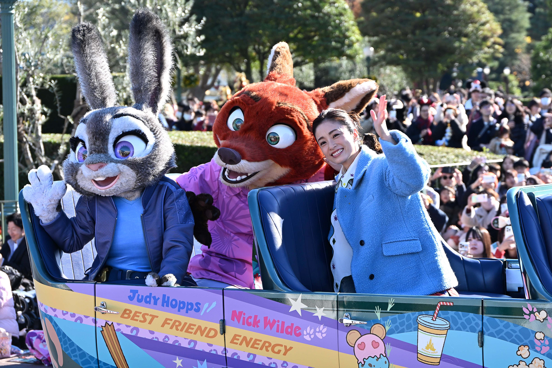 映画「ズートピア2」公開を記念して、東京ディズニーランドに上戸彩さんとニックたちが登場