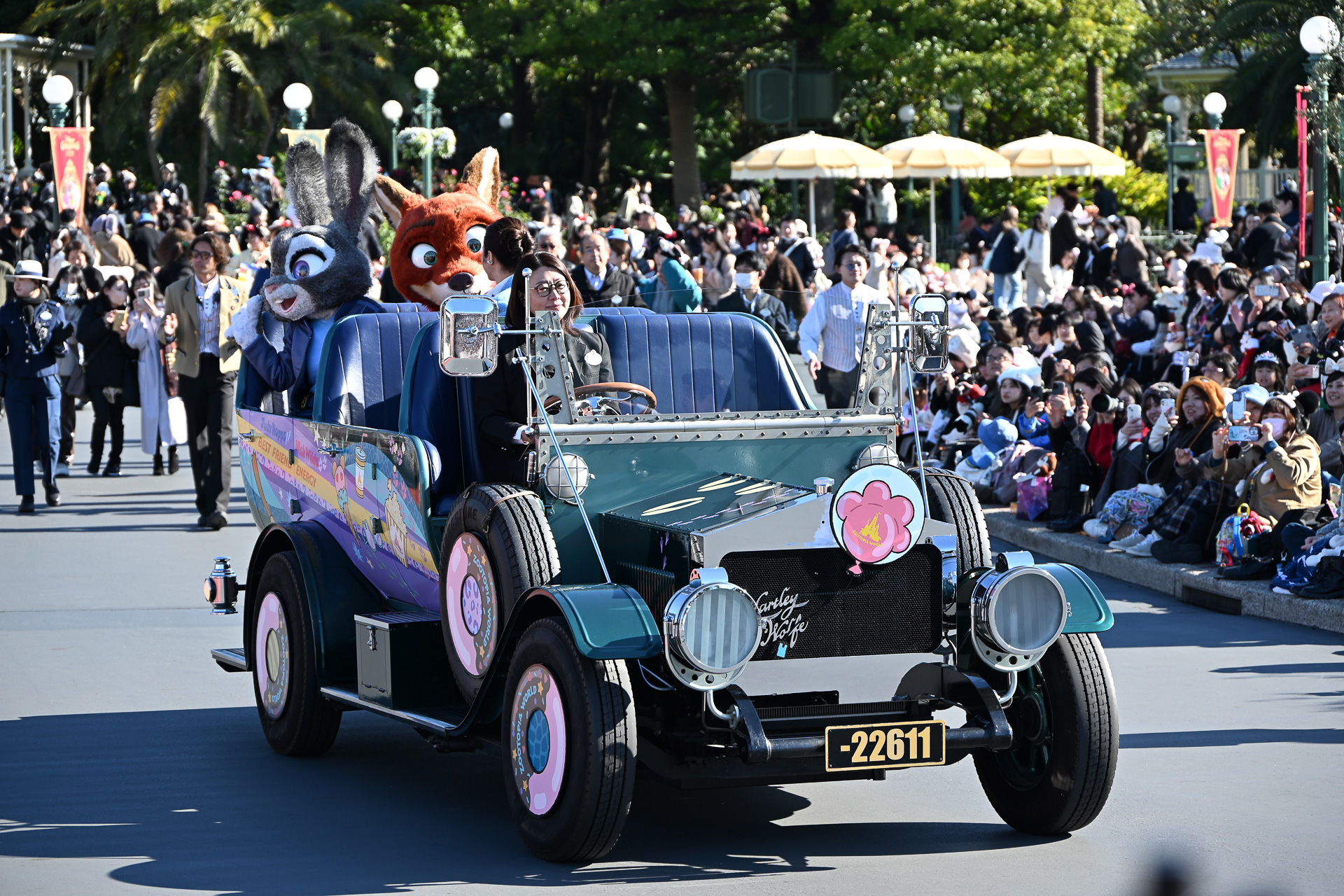 パレードルートに、フラッグとともに登場