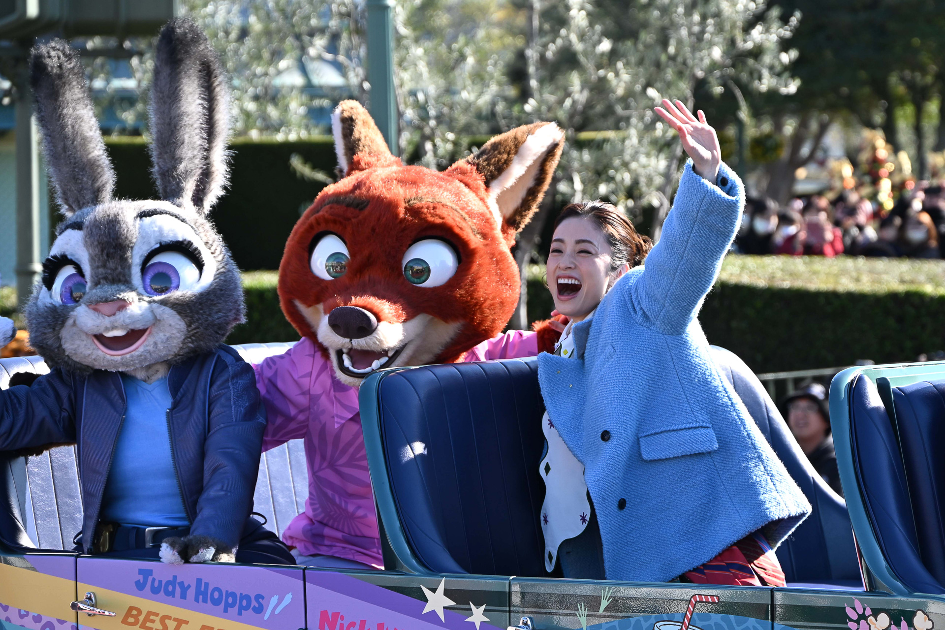 スペシャルなデコレーションのオープンカーには上戸さんとニック、ジュディが！