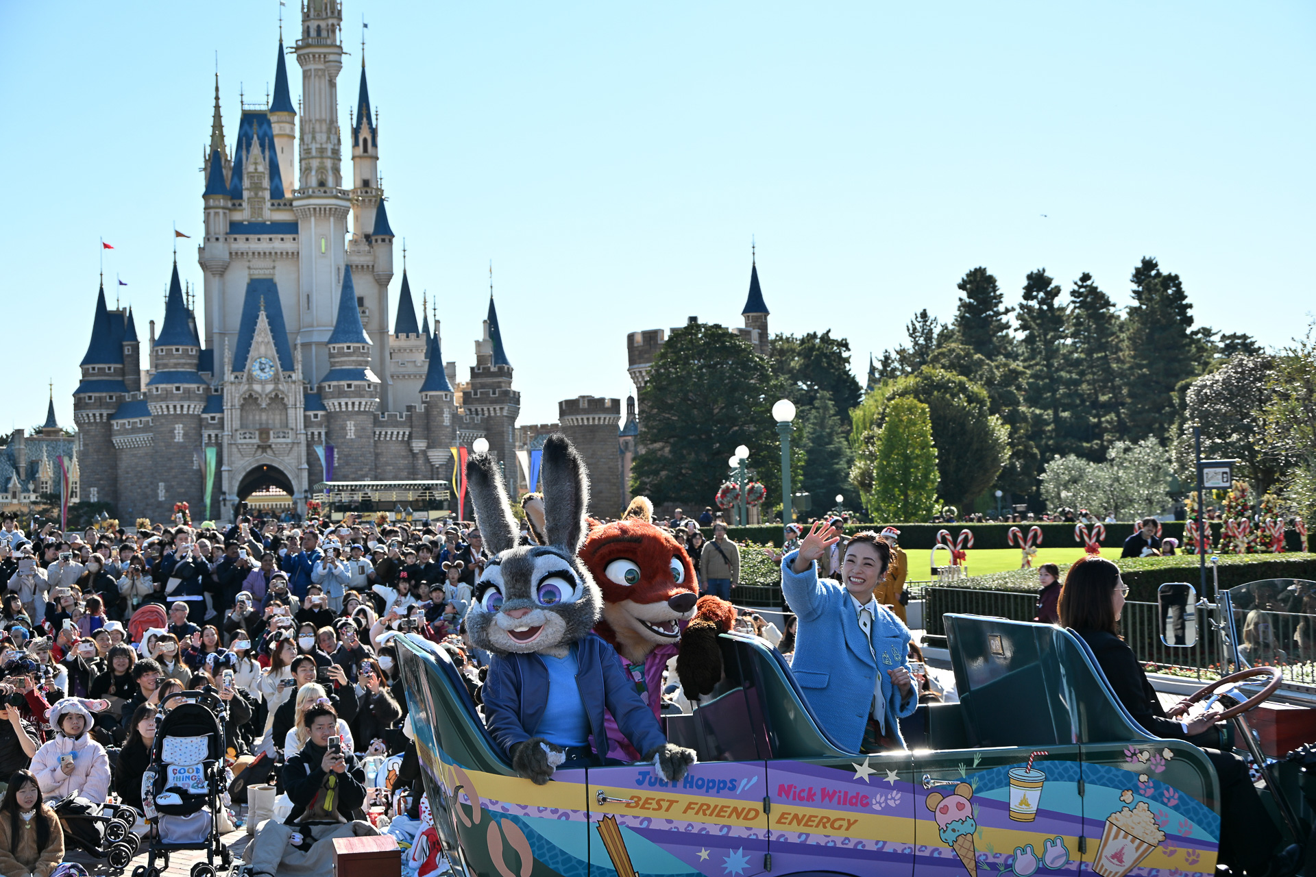 多くのゲストがグリーティングに集まった