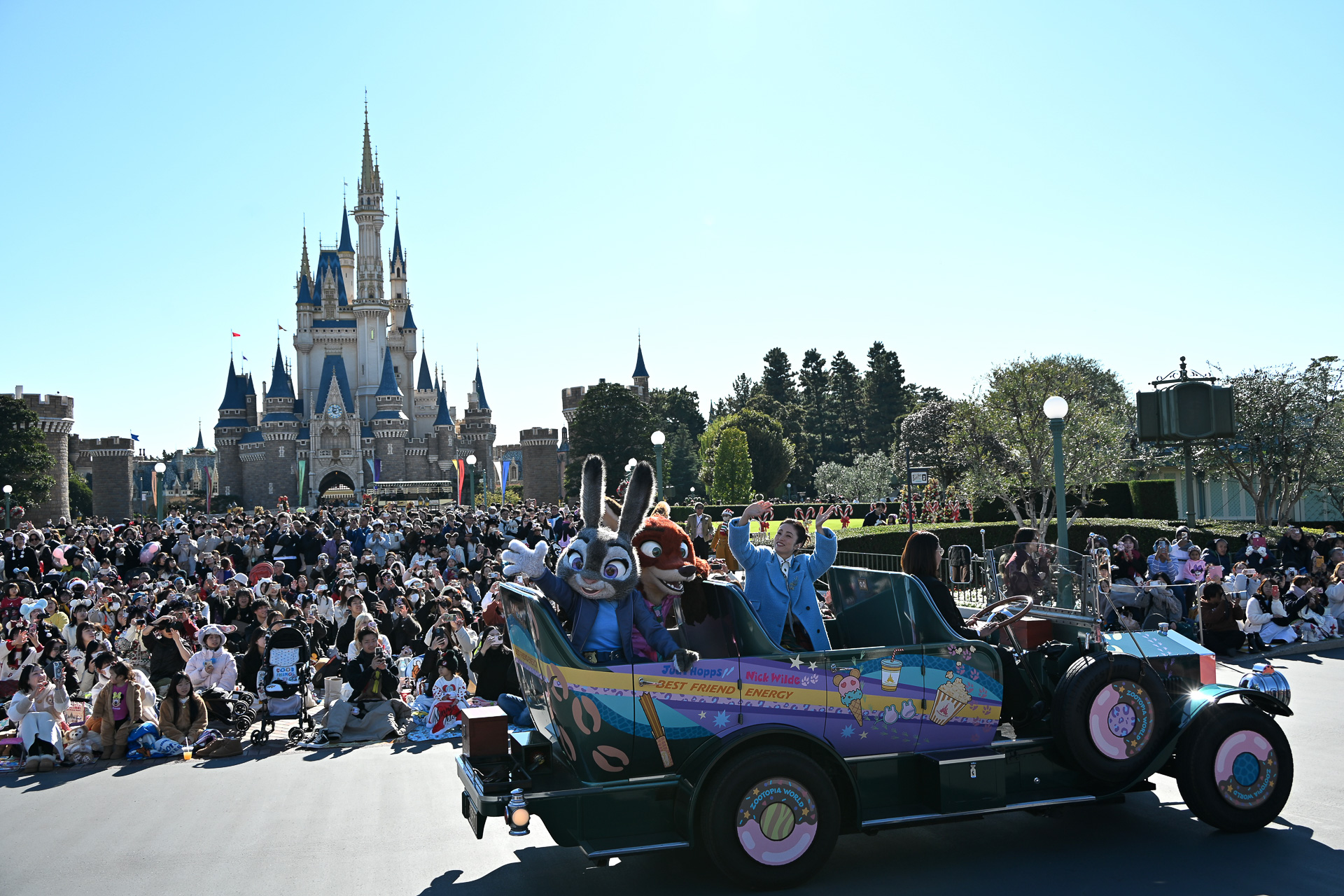 ときおりニックと会話をしながらグリーティングを楽しむ上戸さん