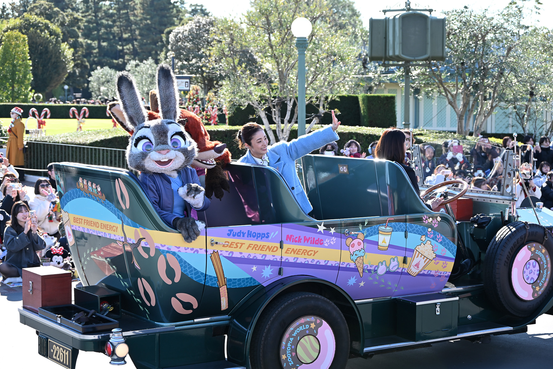 ときおりニックと会話をしながらグリーティングを楽しむ上戸さん