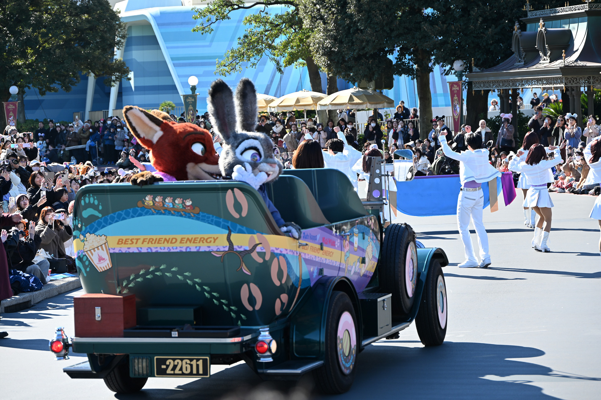 ときおりニックと会話をしながらグリーティングを楽しむ上戸さん