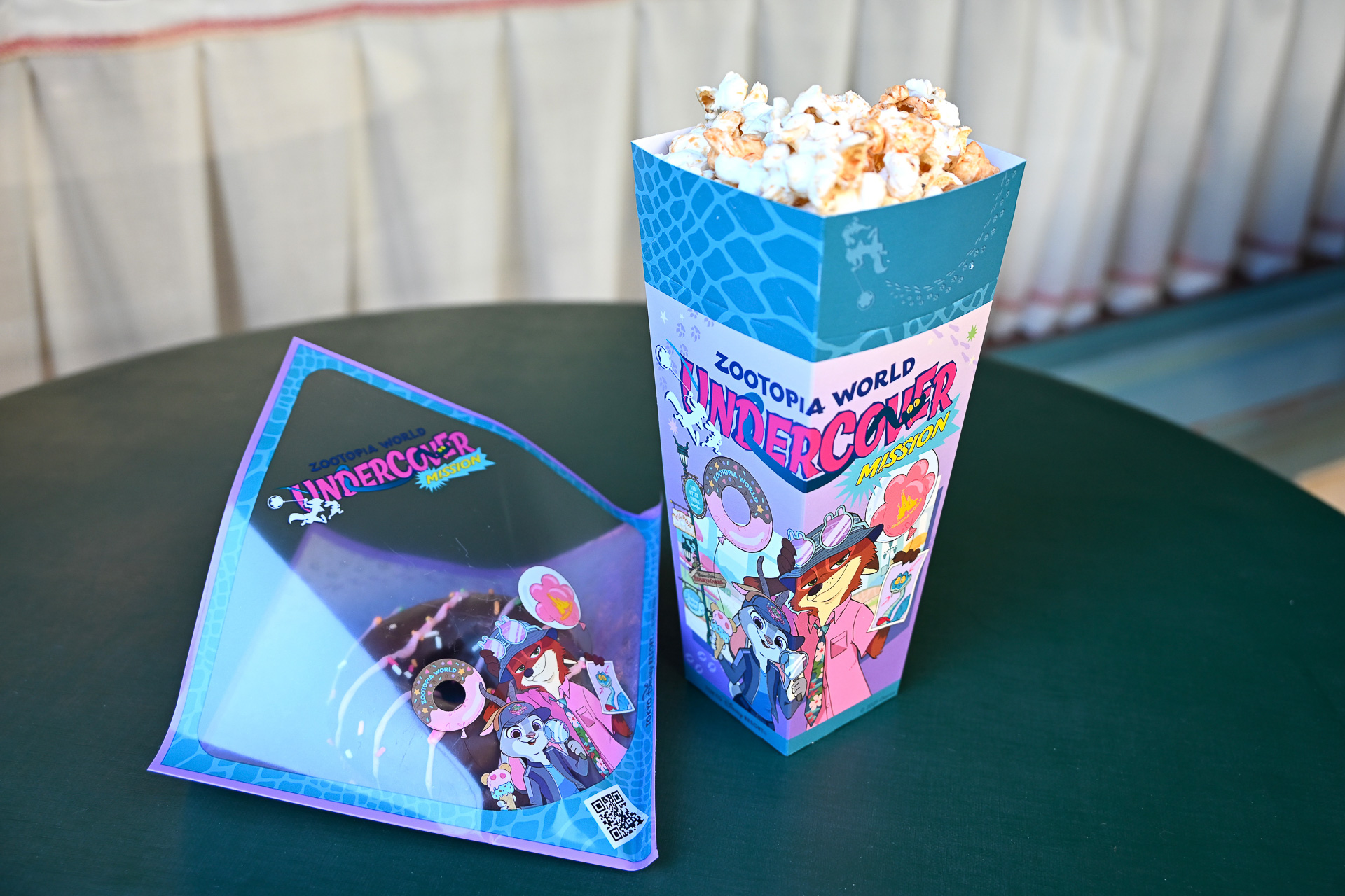 ドーナツのパッケージにはジュディとニック。食べ終わると“2”の文字が見えるギミック付き