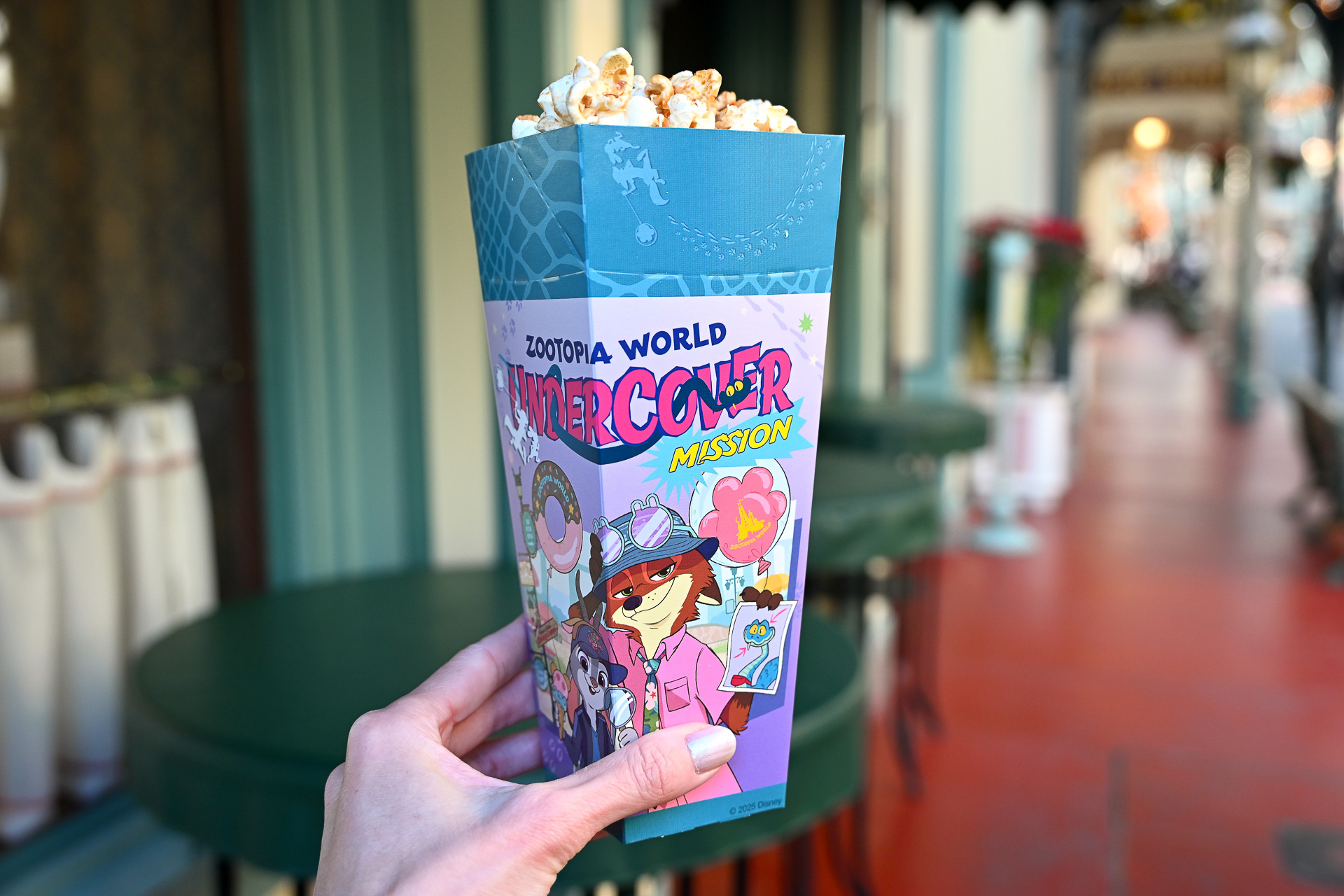 「レギュラーボックス」（400円）は、潜入捜査中のロゴ入り限定ボックスで提供される