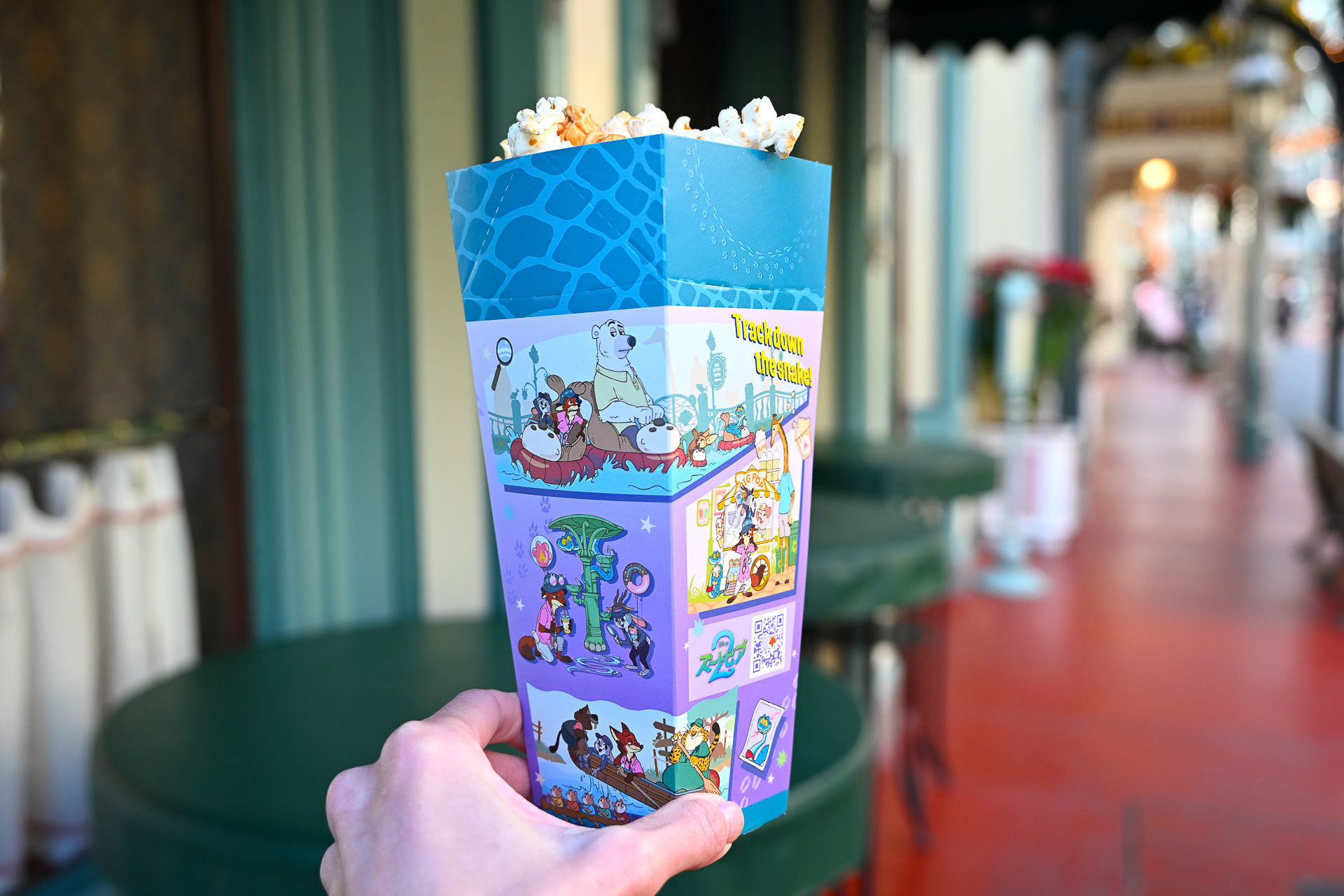 パークを楽しむジュディとニックが描かれている。見覚えのあるモチーフも!?