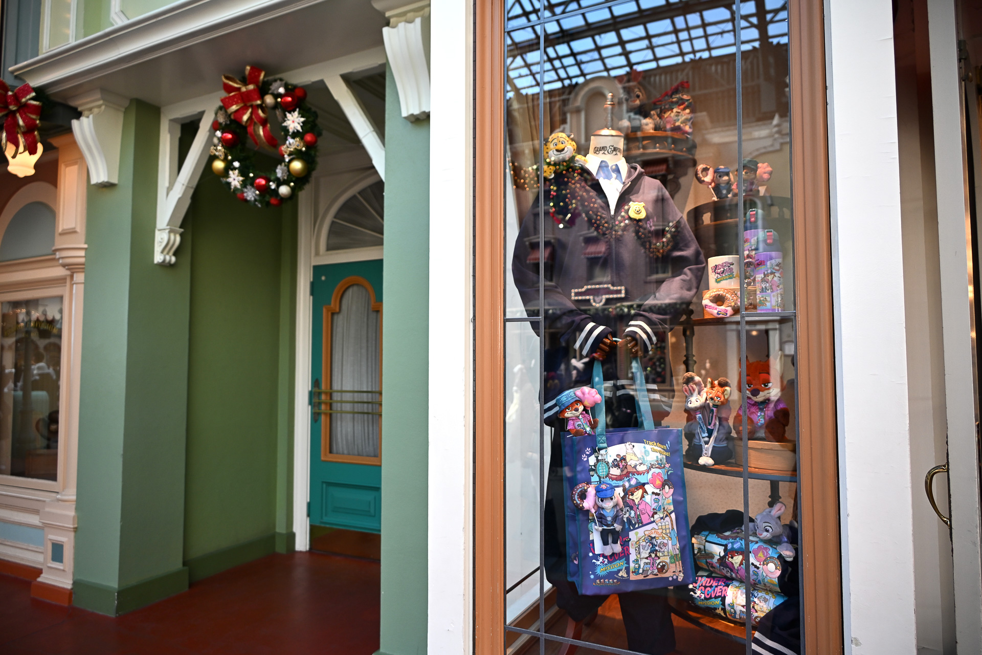 限定グッズも発売中。ショーウィンドウにたっぷり飾られていた