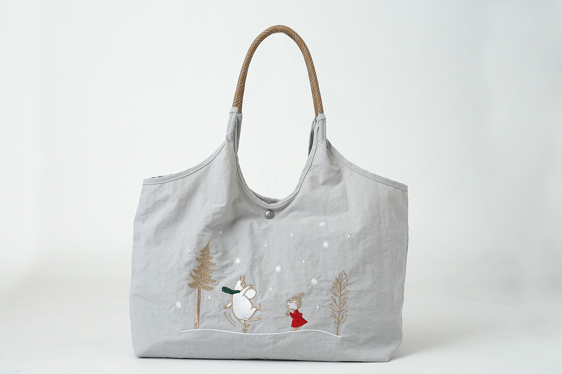 ファスナー付きの内ポケット、ニョロニョロが刻印されたボタン、ロープ風デザインの持ち手