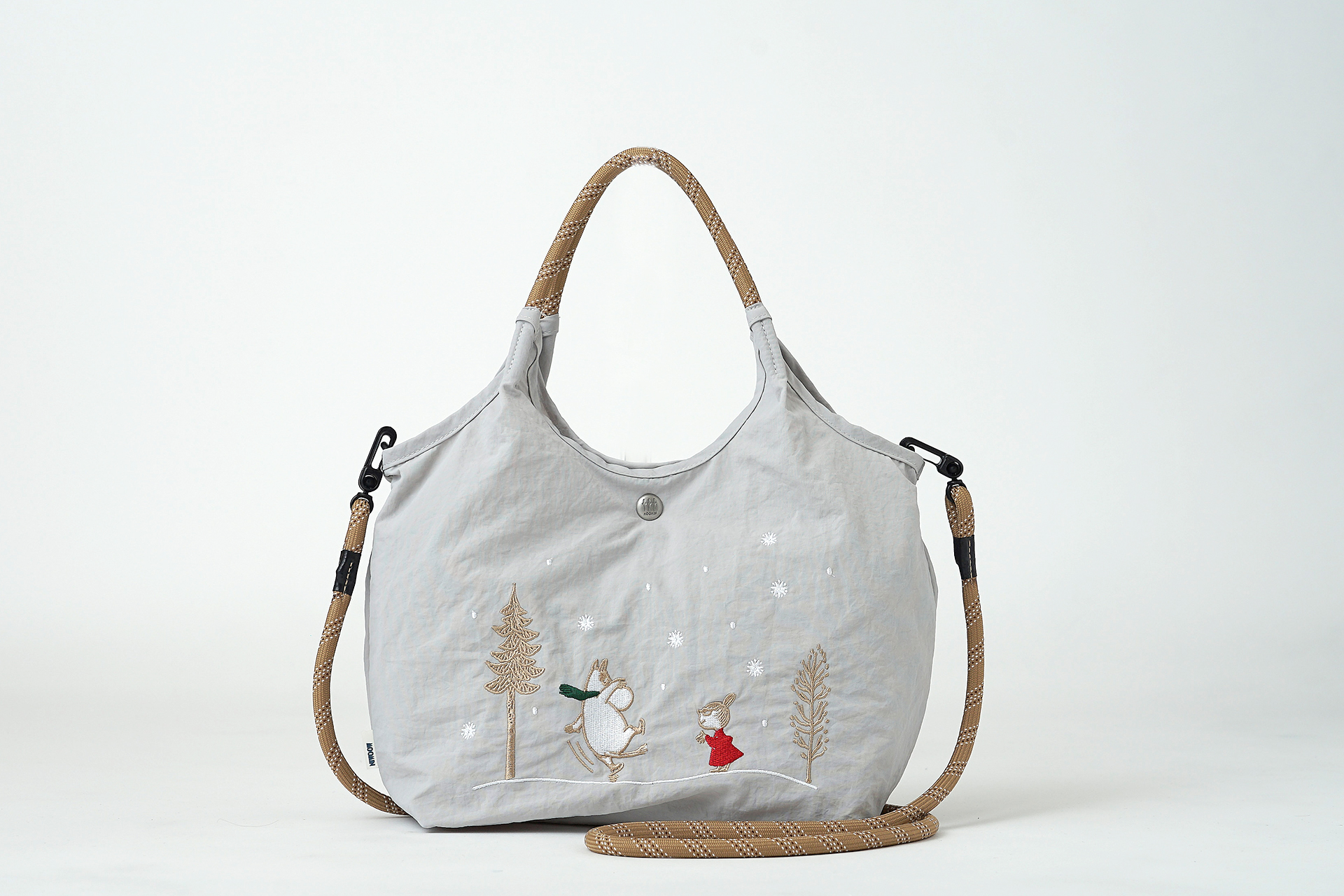 ファスナー付きの内ポケット、ニョロニョロが刻印されたボタン、ロープ風デザインの持ち手