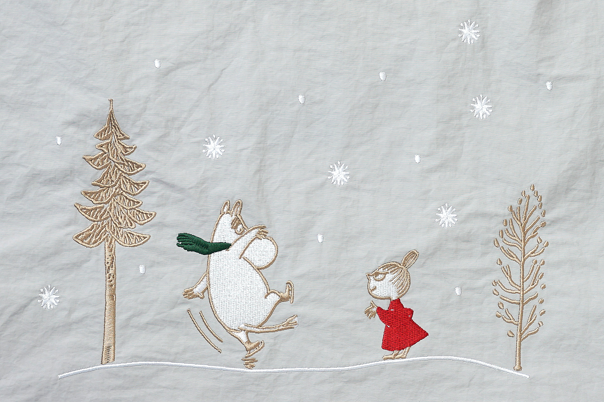 ファスナー付きの内ポケット、ニョロニョロが刻印されたボタン、ロープ風デザインの持ち手