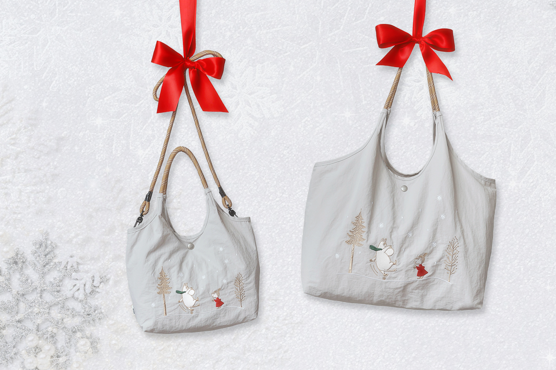 雪の日のワンシーンをリッチな刺繍で描いた「ムーミン」バッグ2種類