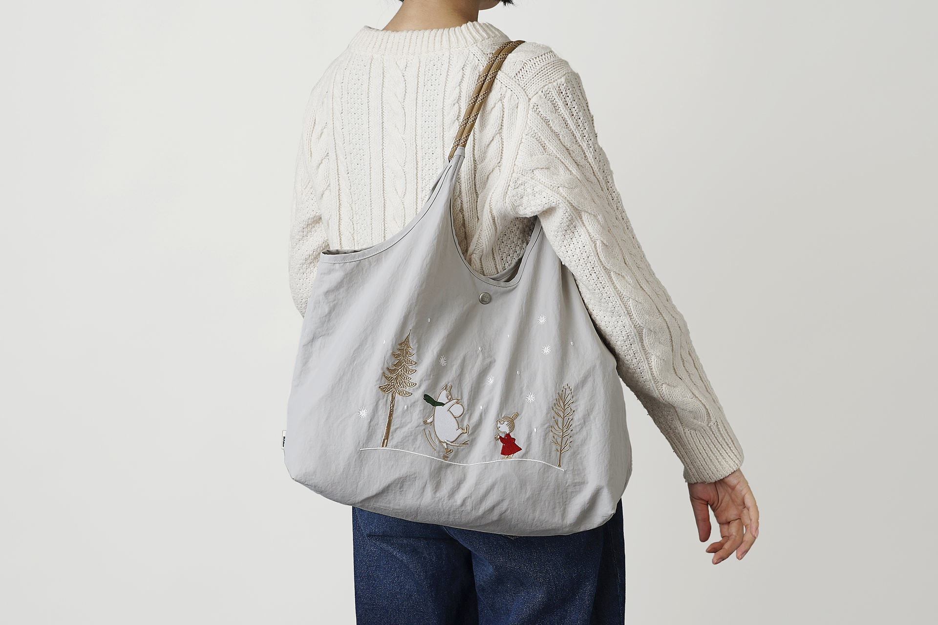 大容量トートバッグは2Lペットボトル6本を持ち運べる収納力でタフな造り