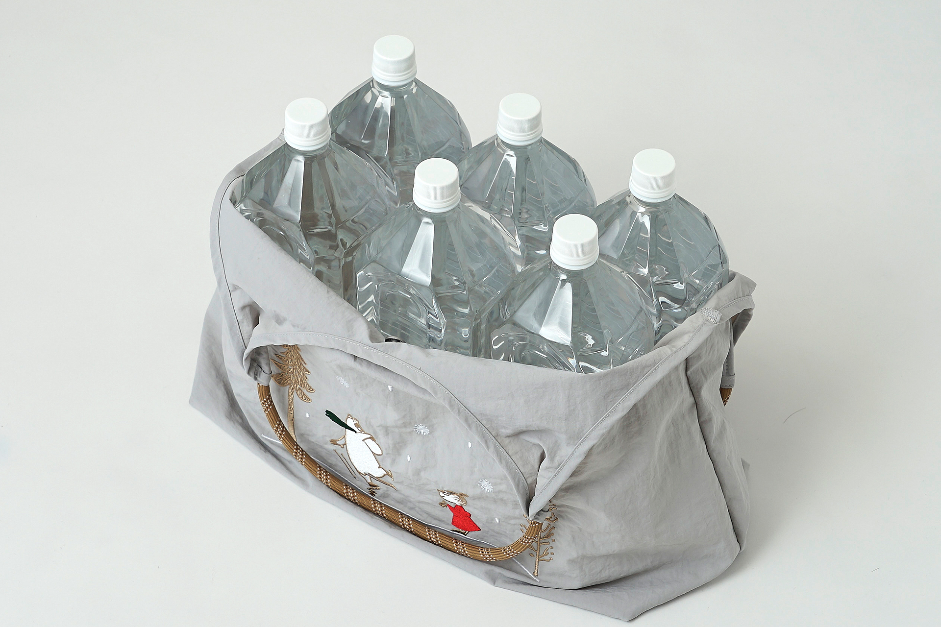 大容量トートバッグは2Lペットボトル6本を持ち運べる収納力でタフな造り