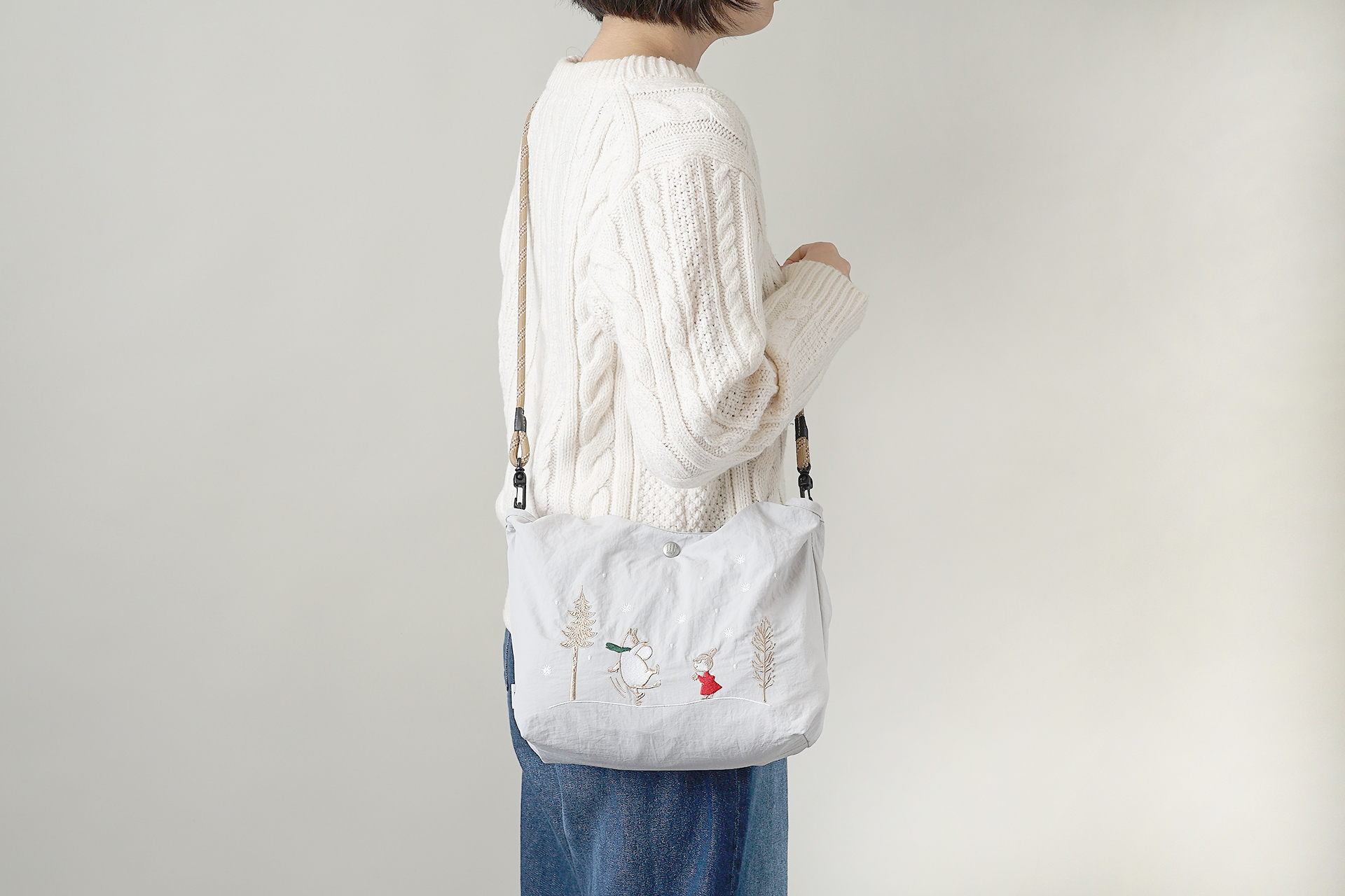 2wayバッグは取り外し可能なショルダーストラップが備わり、手持ちも肩掛けもできる