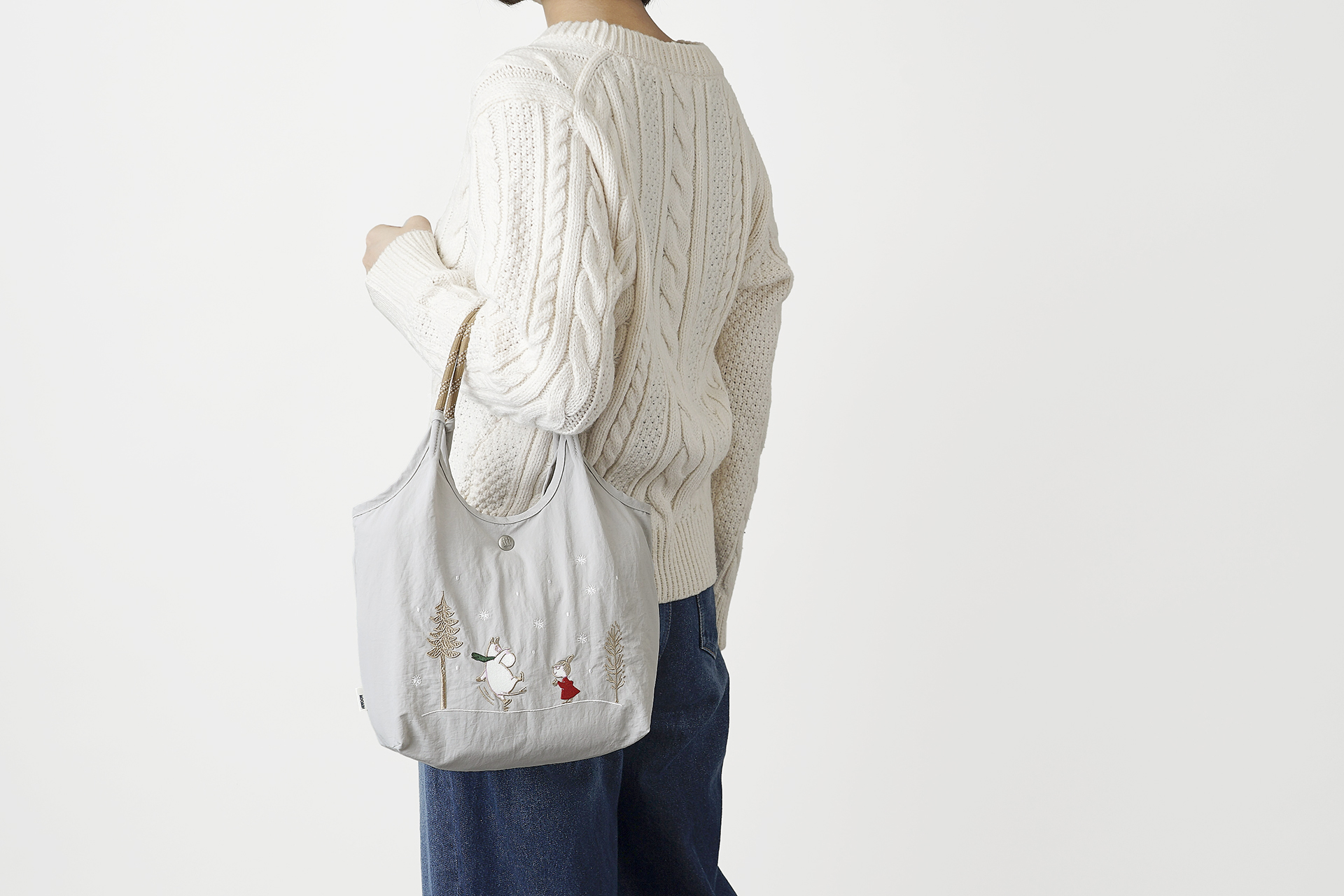 2wayバッグは取り外し可能なショルダーストラップが備わり、手持ちも肩掛けもできる