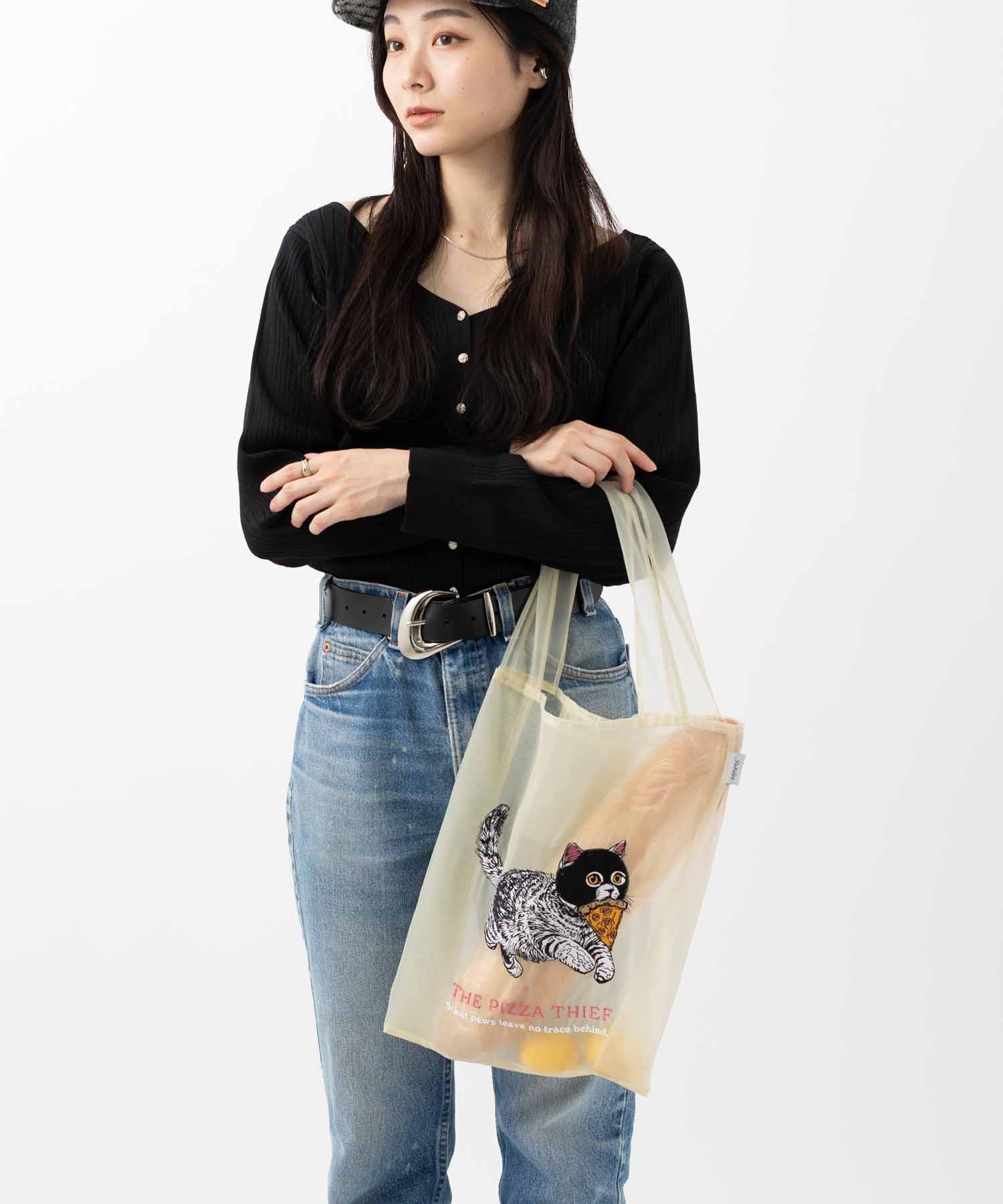 おしゃれな持ち方。お気に入りの小物をのぞかせて、ファッションのアクセントに