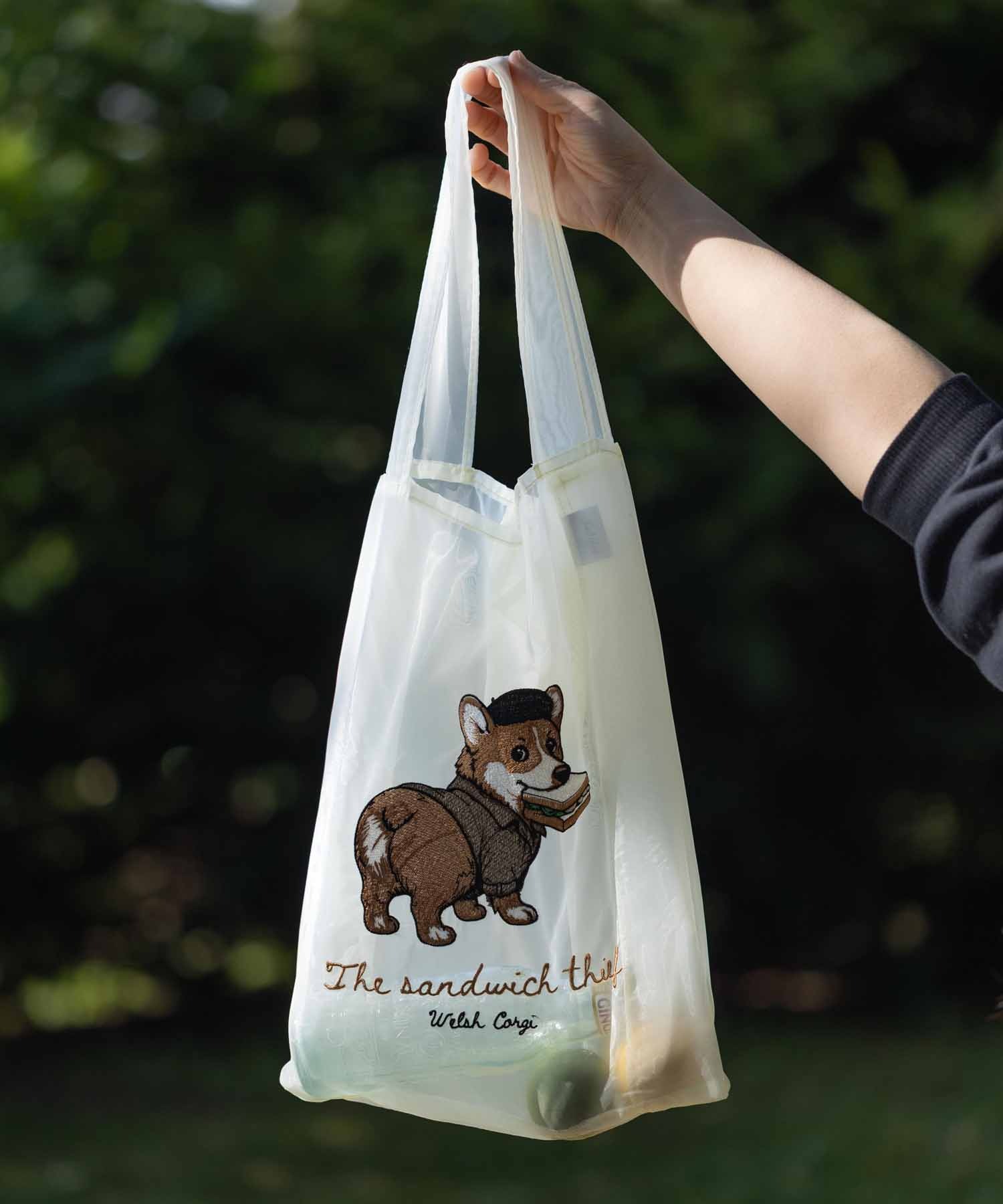 おしゃれな持ち方。お気に入りの小物をのぞかせて、ファッションのアクセントに