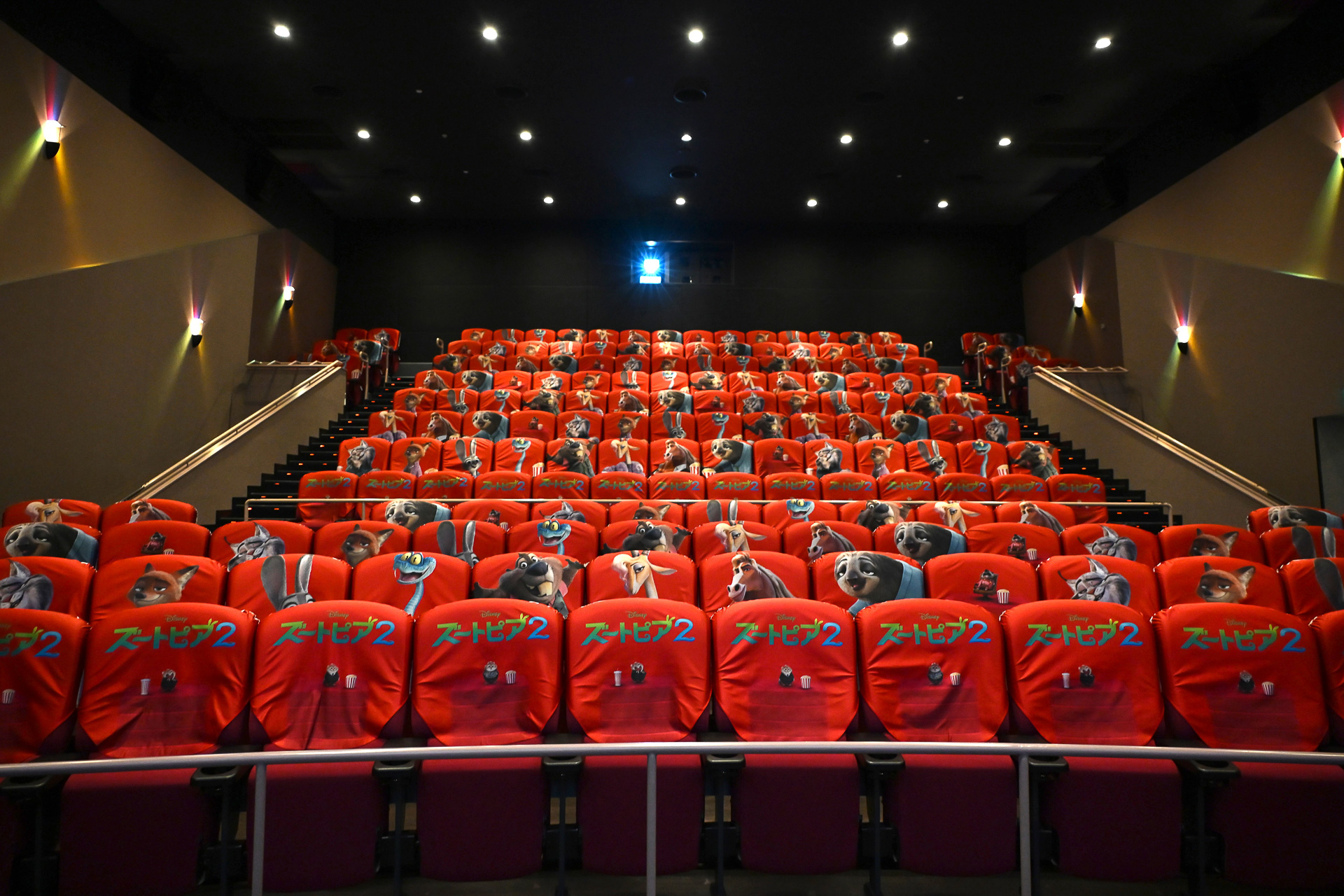 運がよければ推しのシートに座って鑑賞できる!?