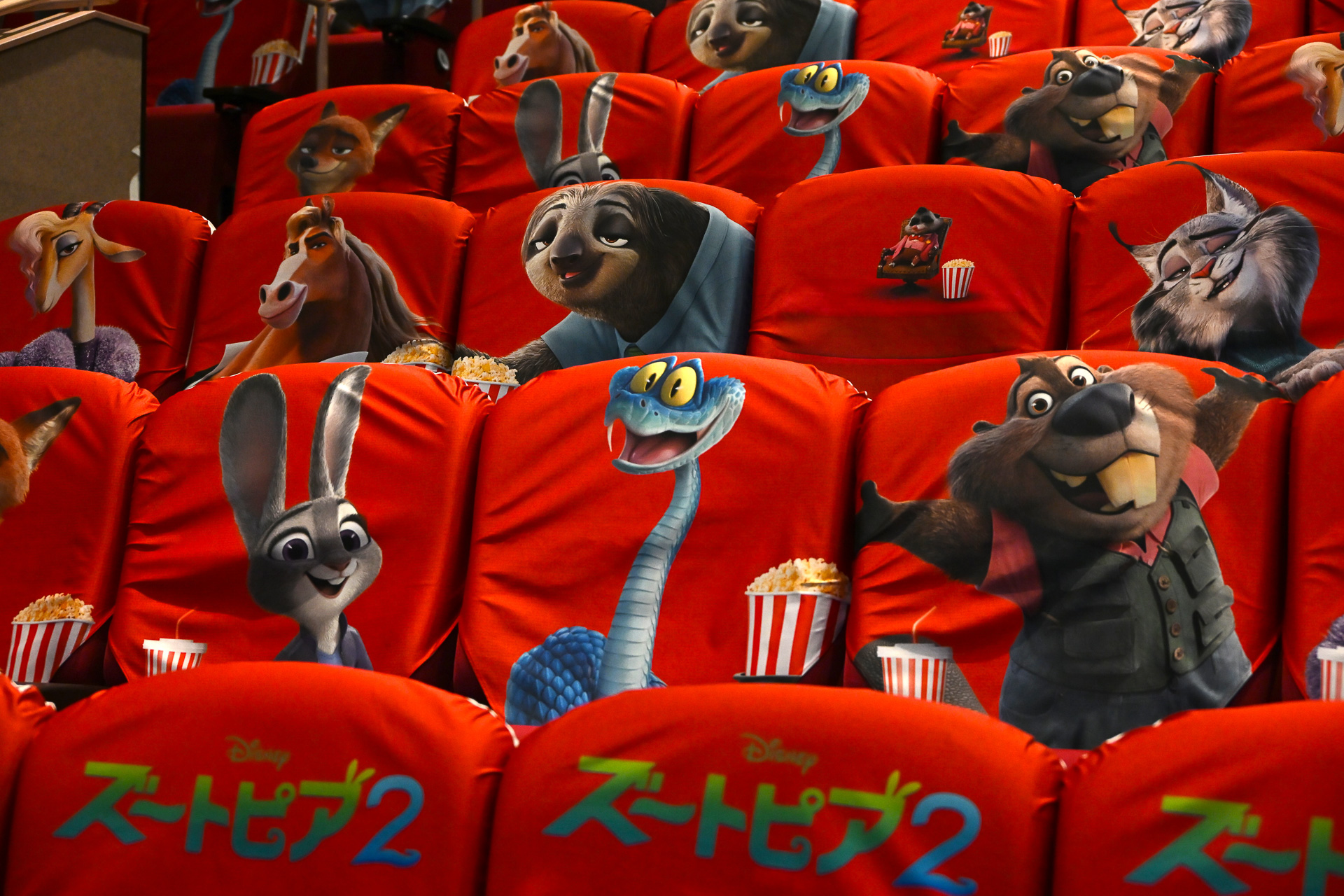 運がよければ推しのシートに座って鑑賞できる!?