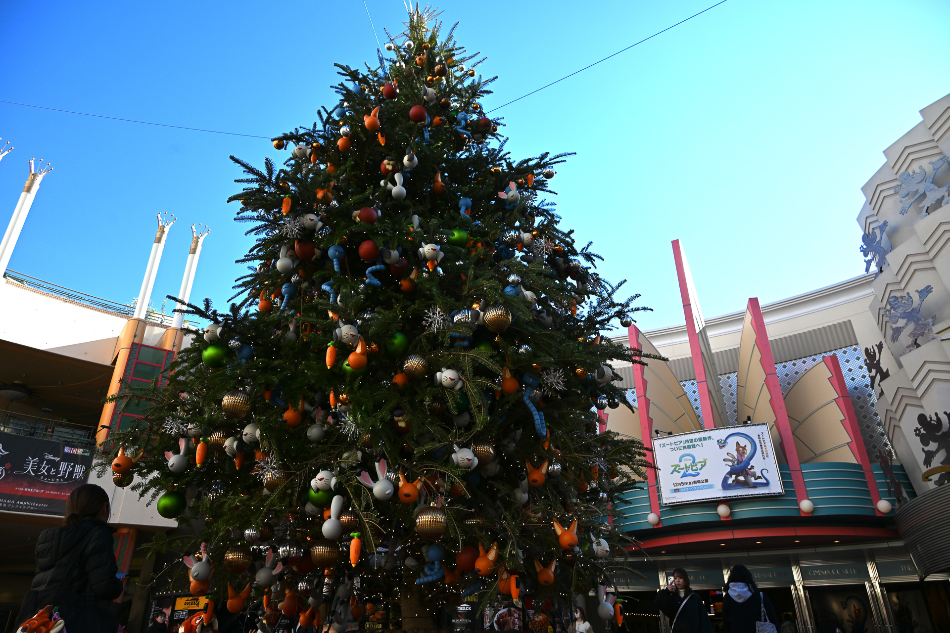 広場中央のツリー、今年は「ズートピア2」がテーマ