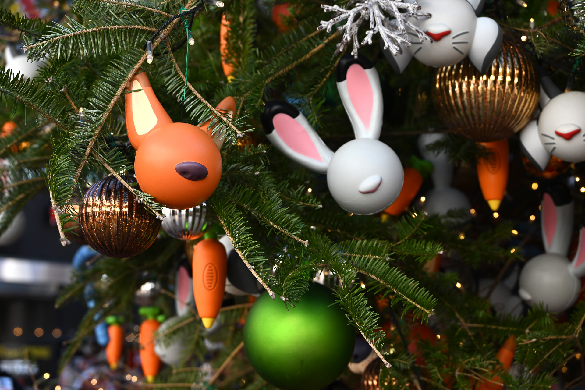 広場中央のツリー、今年は「ズートピア2」がテーマ